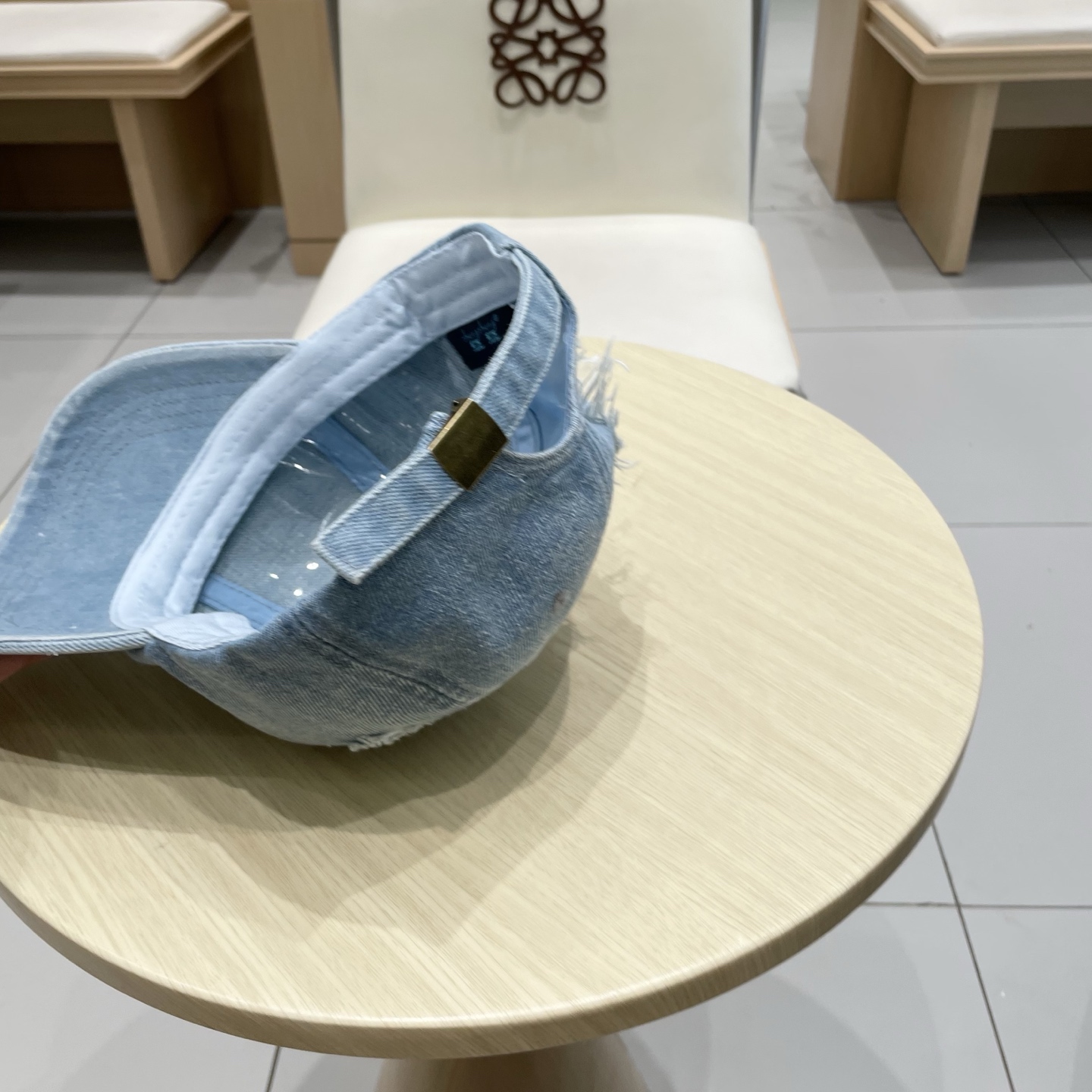  LV路易威登新款牛仔棒球帽
洗水牛仔风街头风十足
更符合现在时尚小哥哥小姐姐的style，机场街拍超飒