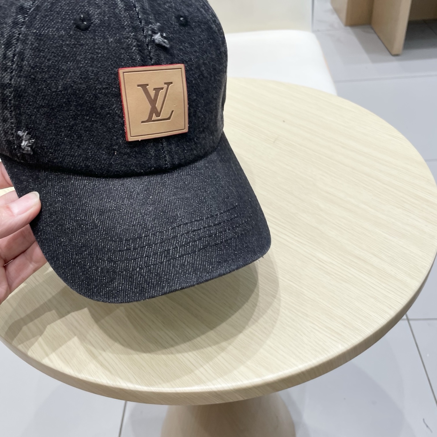  LV路易威登新款牛仔棒球帽
洗水牛仔风街头风十足
更符合现在时尚小哥哥小姐姐的style，机场街拍超飒