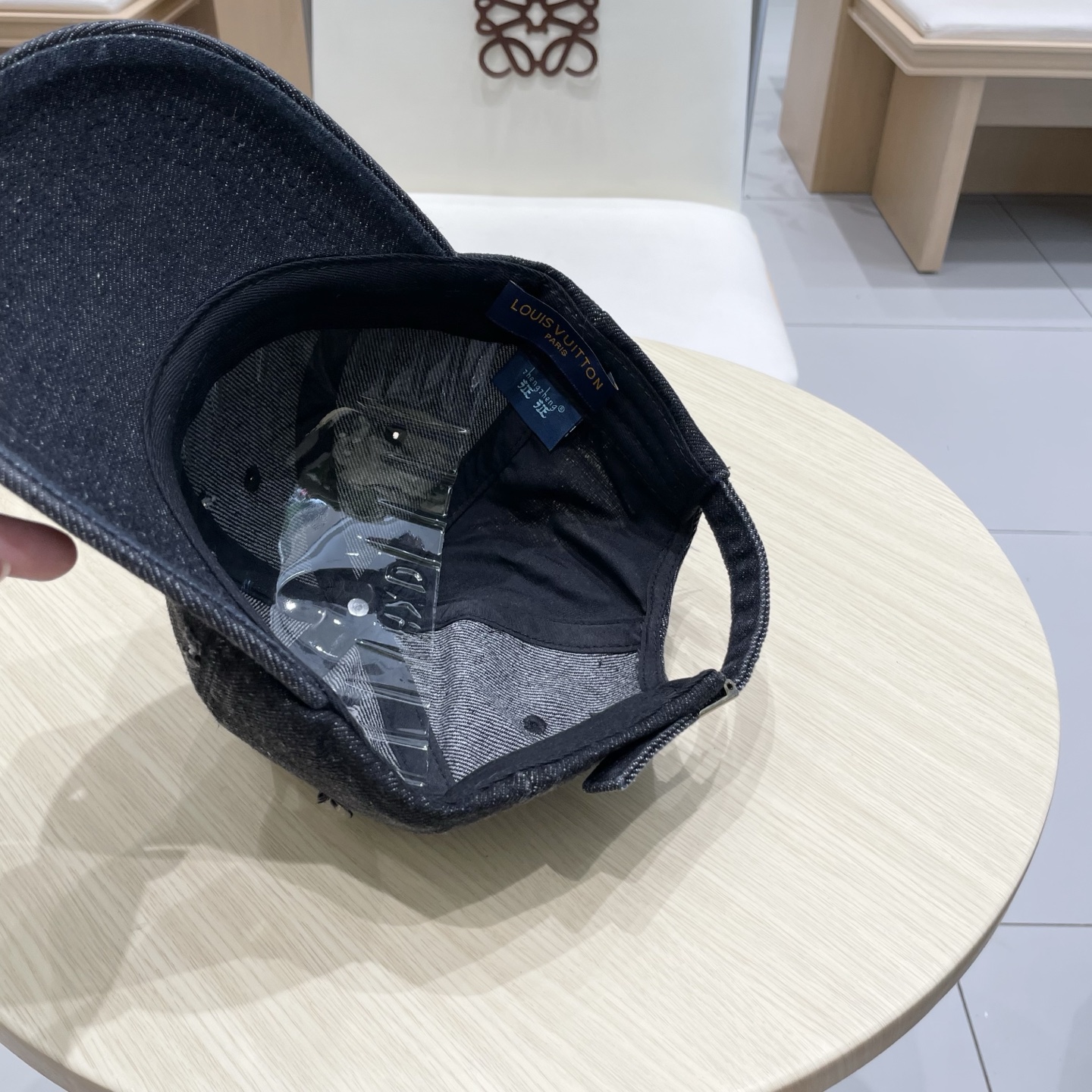  LV路易威登新款牛仔棒球帽
洗水牛仔风街头风十足
更符合现在时尚小哥哥小姐姐的style，机场街拍超飒