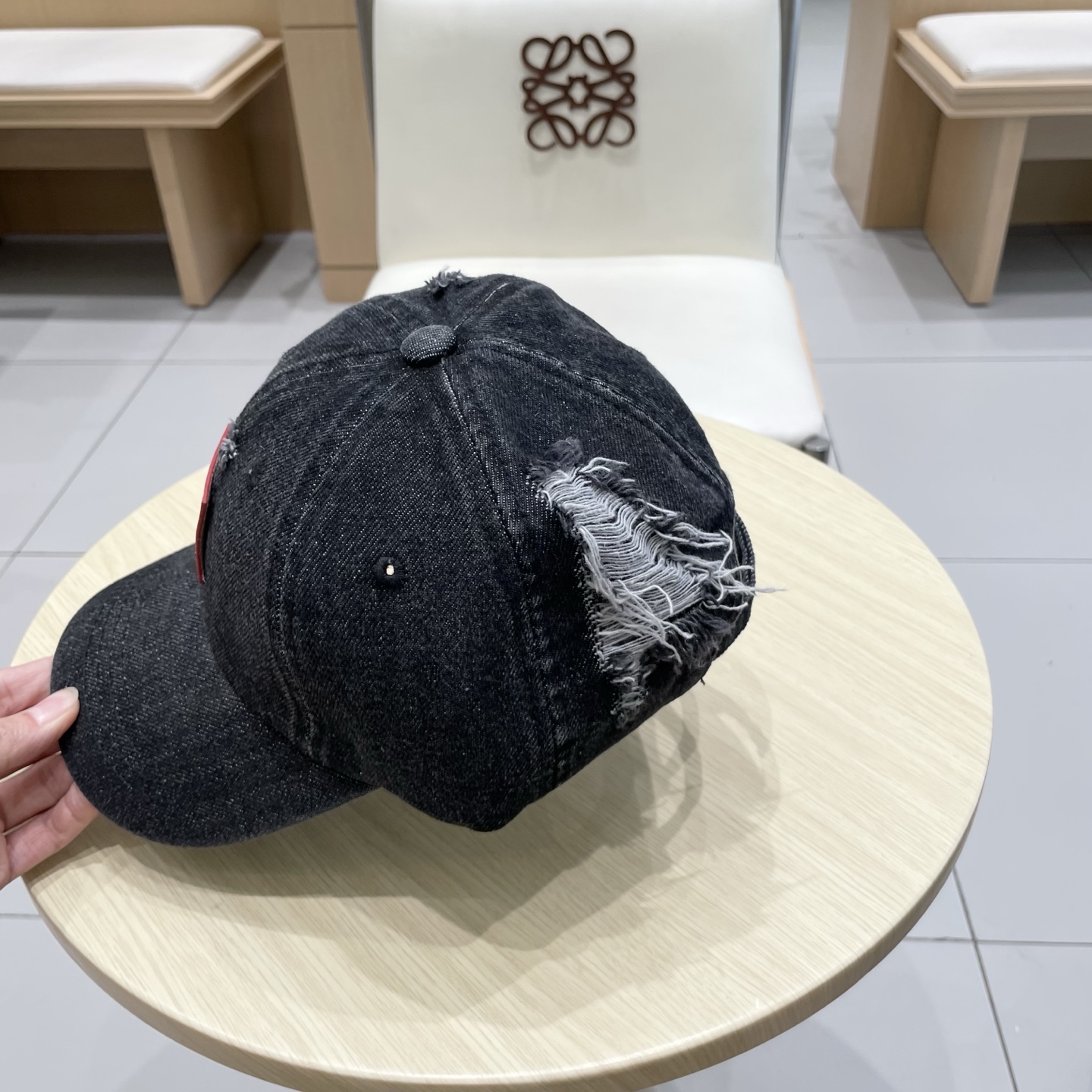  LV路易威登新款牛仔棒球帽
洗水牛仔风街头风十足
更符合现在时尚小哥哥小姐姐的style，机场街拍超飒