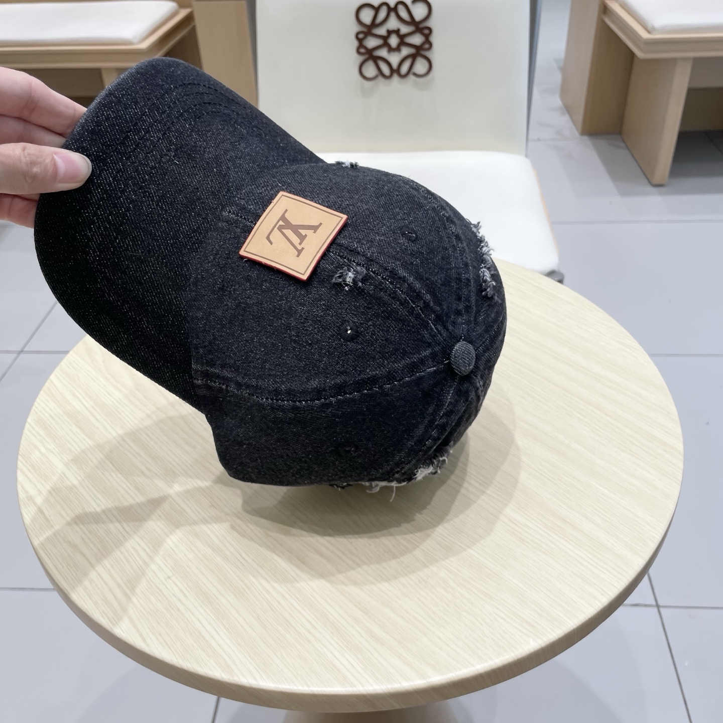  LV路易威登新款牛仔棒球帽
洗水牛仔风街头风十足
更符合现在时尚小哥哥小姐姐的style，机场街拍超飒