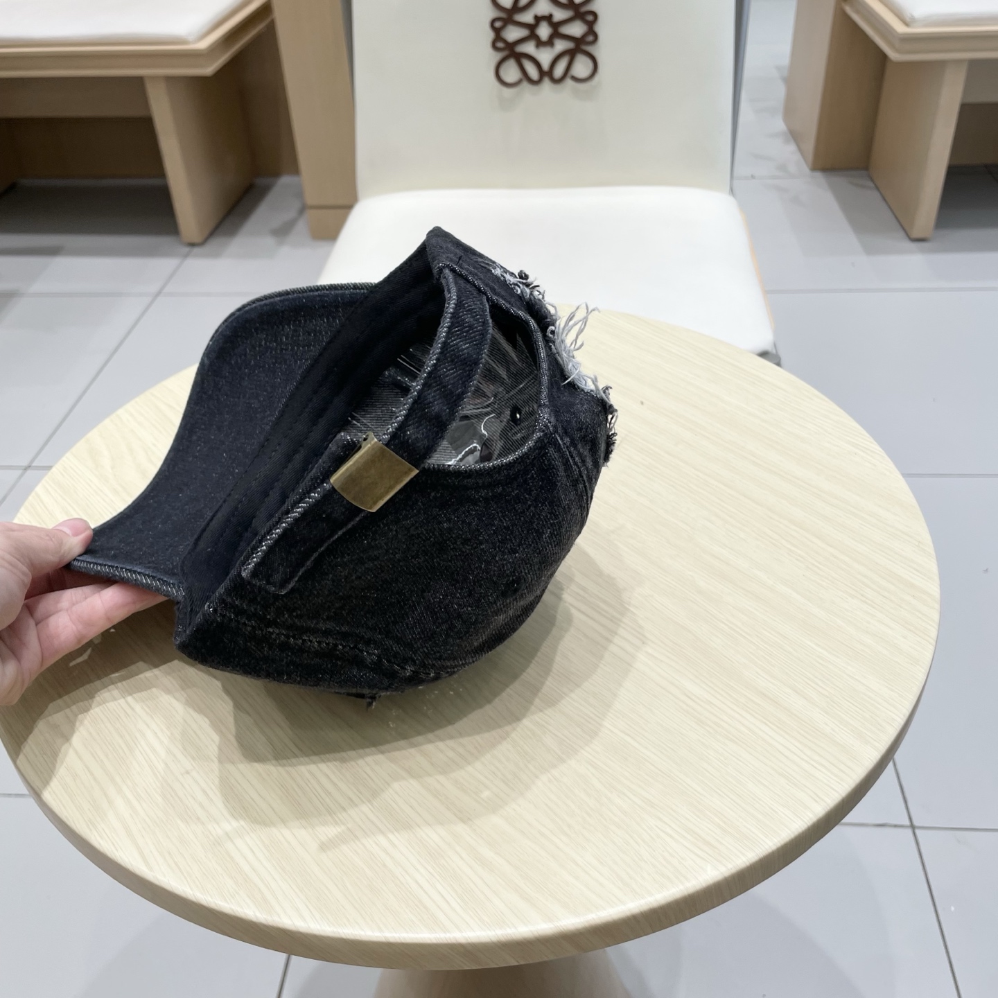  LV路易威登新款牛仔棒球帽
洗水牛仔风街头风十足
更符合现在时尚小哥哥小姐姐的style，机场街拍超飒