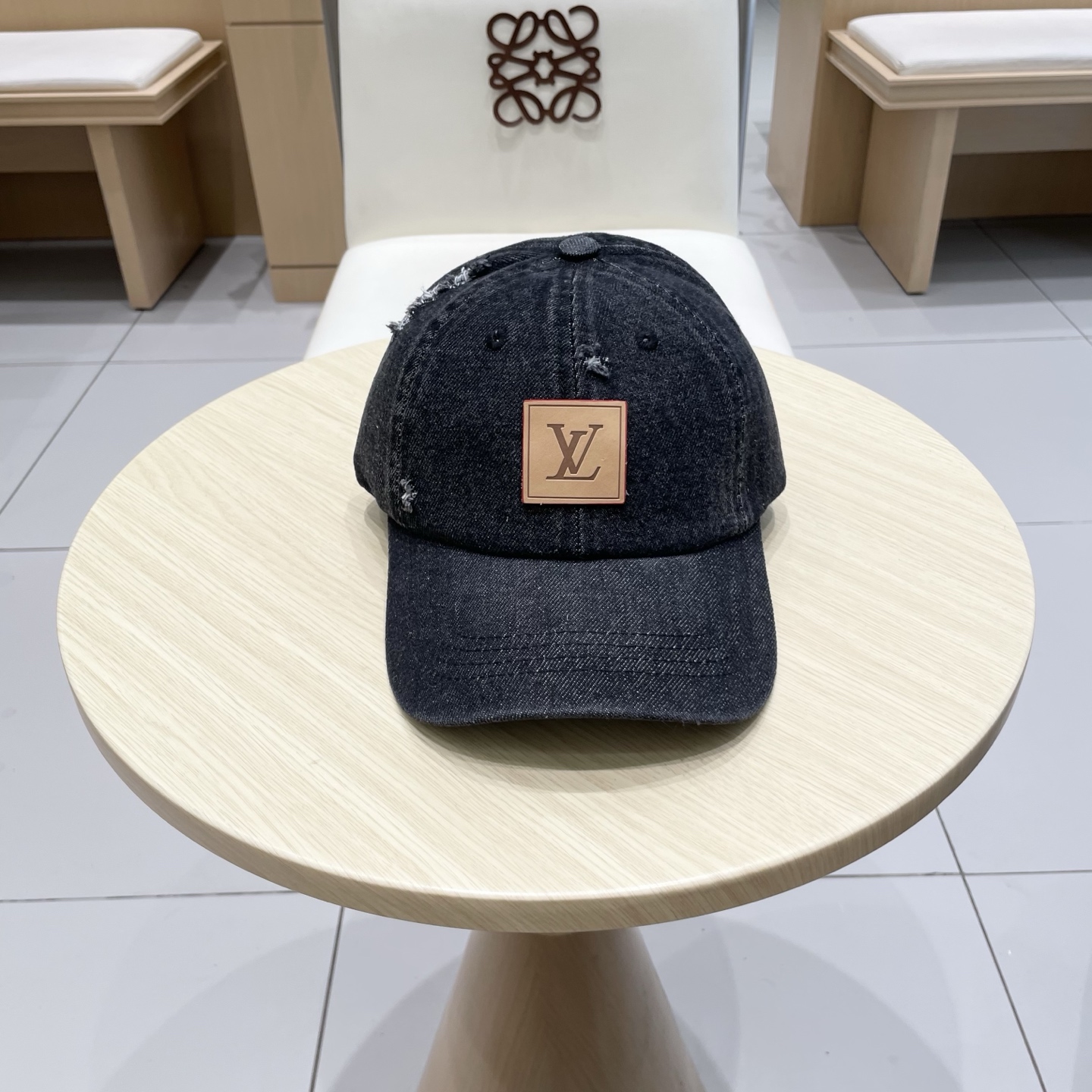NO:360975,LV Louis Vuitton's new denim baseball cap is washed with cowboy style and is very street-style, which is more in line with the style of the current fashionable little brother and sister. The airport street photography is super cool!  Hat Straw Hat Fisherman Hat Baseball Hat, Hats, louis vuitton,louis vuitton,espadrilles,hatsLV路易威登新款牛仔棒球帽 洗水牛仔风街头风十足 更符合现在时尚小哥哥小姐姐的style,机场街拍超飒！帽子草帽渔夫帽棒球帽,帽子,louis vuitton,louis vuitton,espadrilles,hats,hat