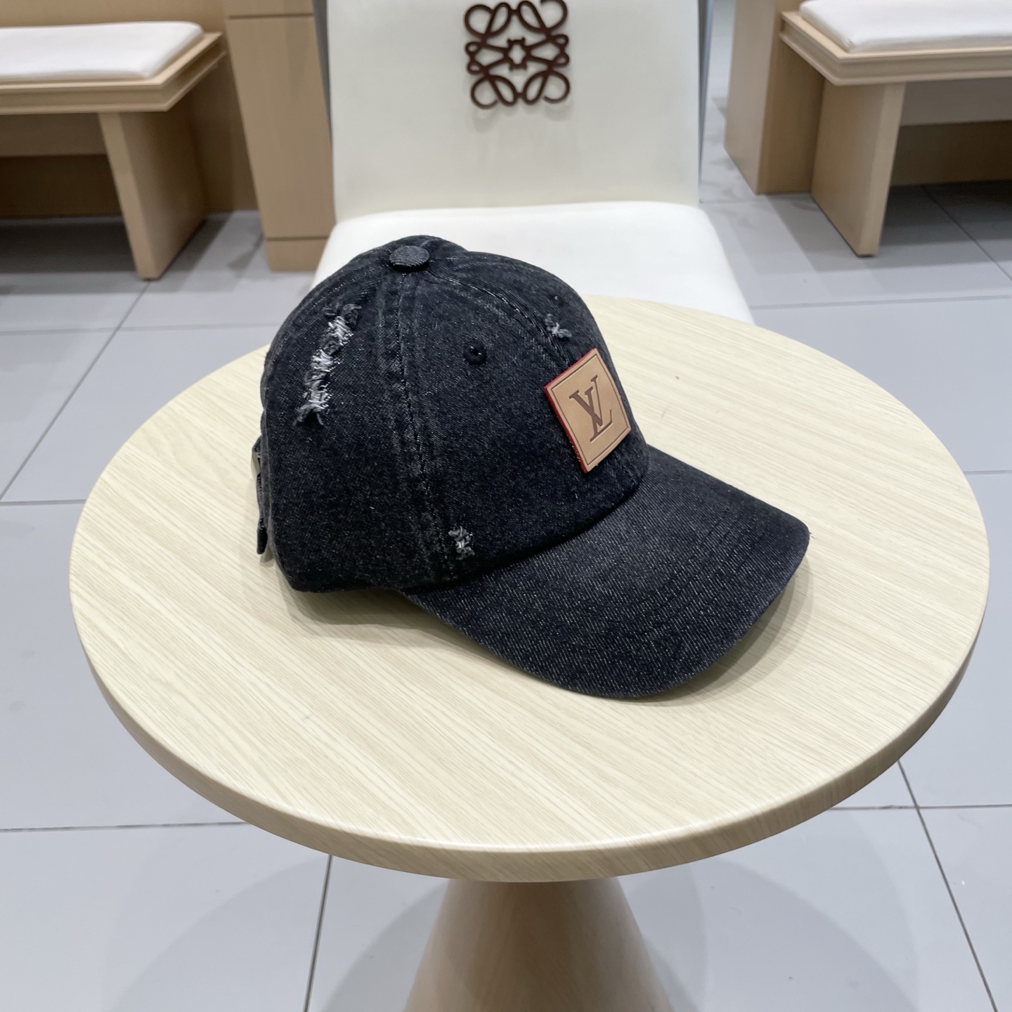  LV路易威登新款牛仔棒球帽
洗水牛仔风街头风十足
更符合现在时尚小哥哥小姐姐的style，机场街拍超飒