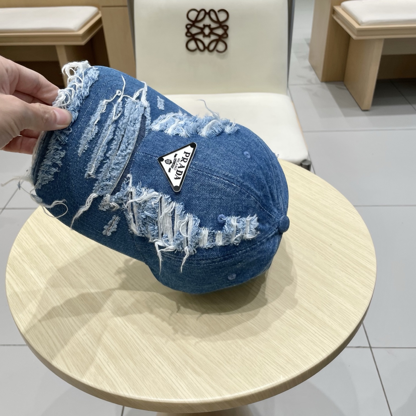 🆕r@da 普拉达牛仔布倒三角棒球帽，秀场同款，面料柔软舒适
百搭休闲款，闭眼