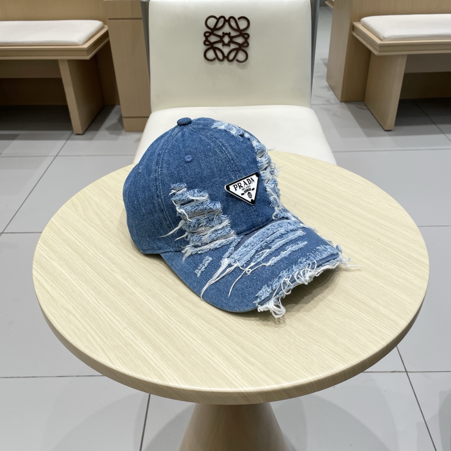 🆕r@da 普拉达牛仔布倒三角棒球帽，秀场同款，面料柔软舒适
百搭休闲款，闭眼