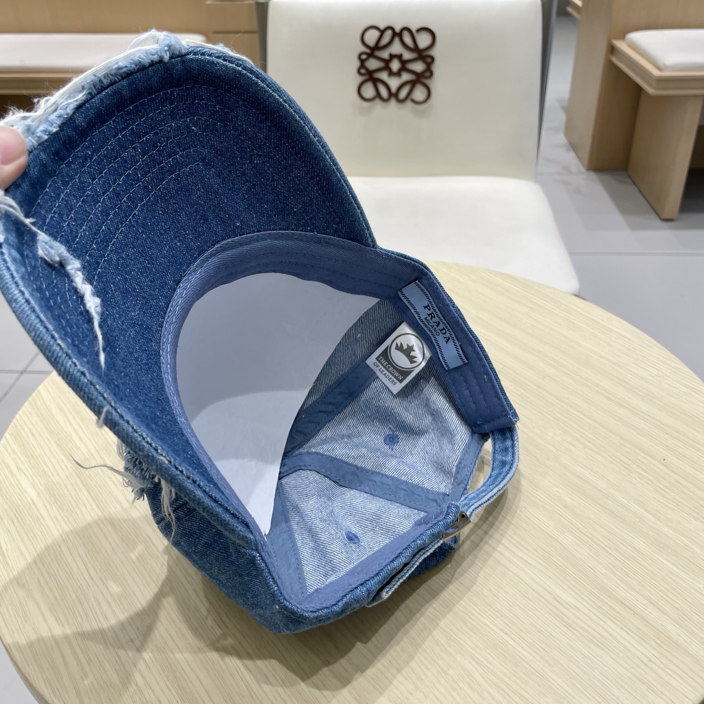 🆕r@da 普拉达牛仔布倒三角棒球帽，秀场同款，面料柔软舒适
百搭休闲款，闭眼