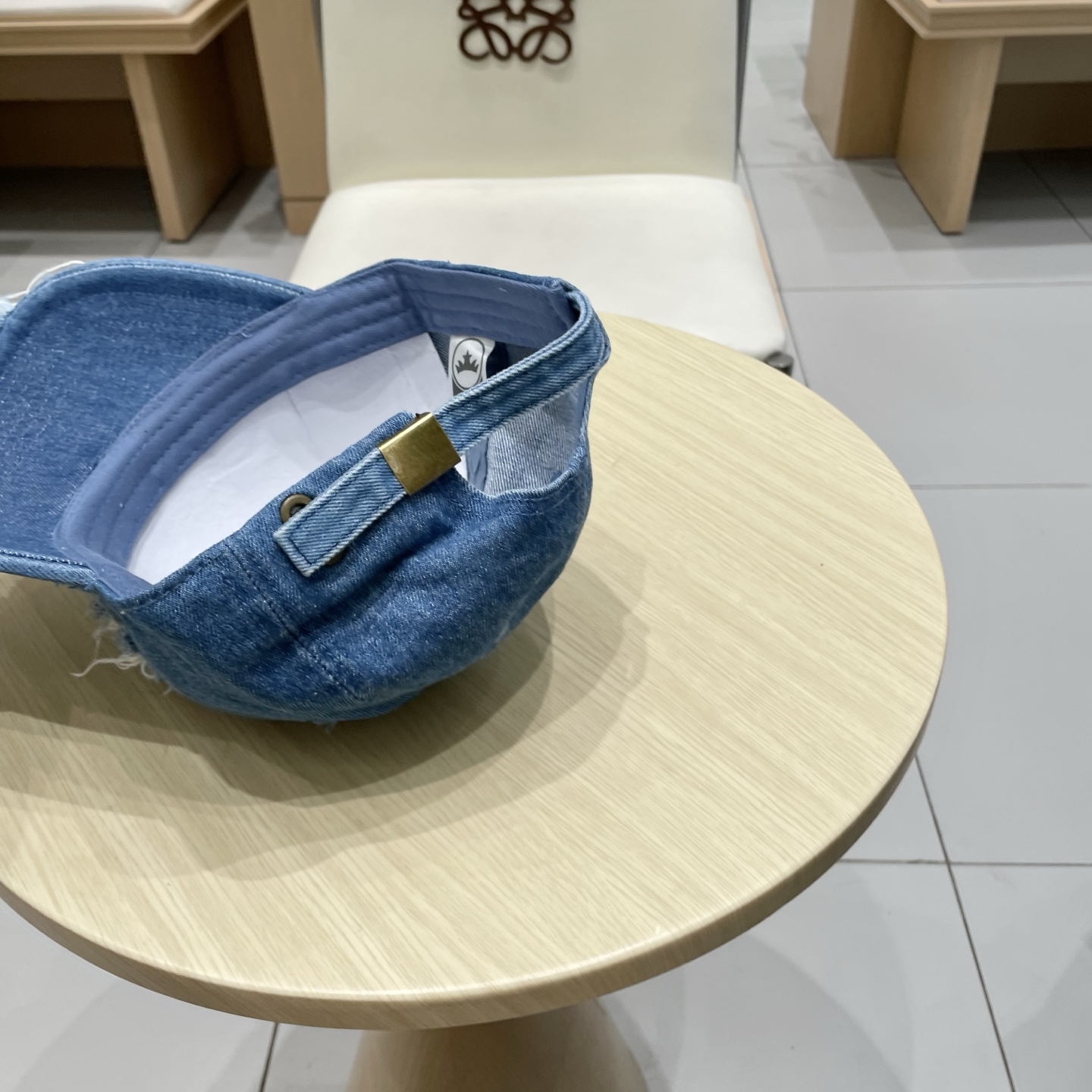 🆕r@da 普拉达牛仔布倒三角棒球帽，秀场同款，面料柔软舒适
百搭休闲款，闭眼