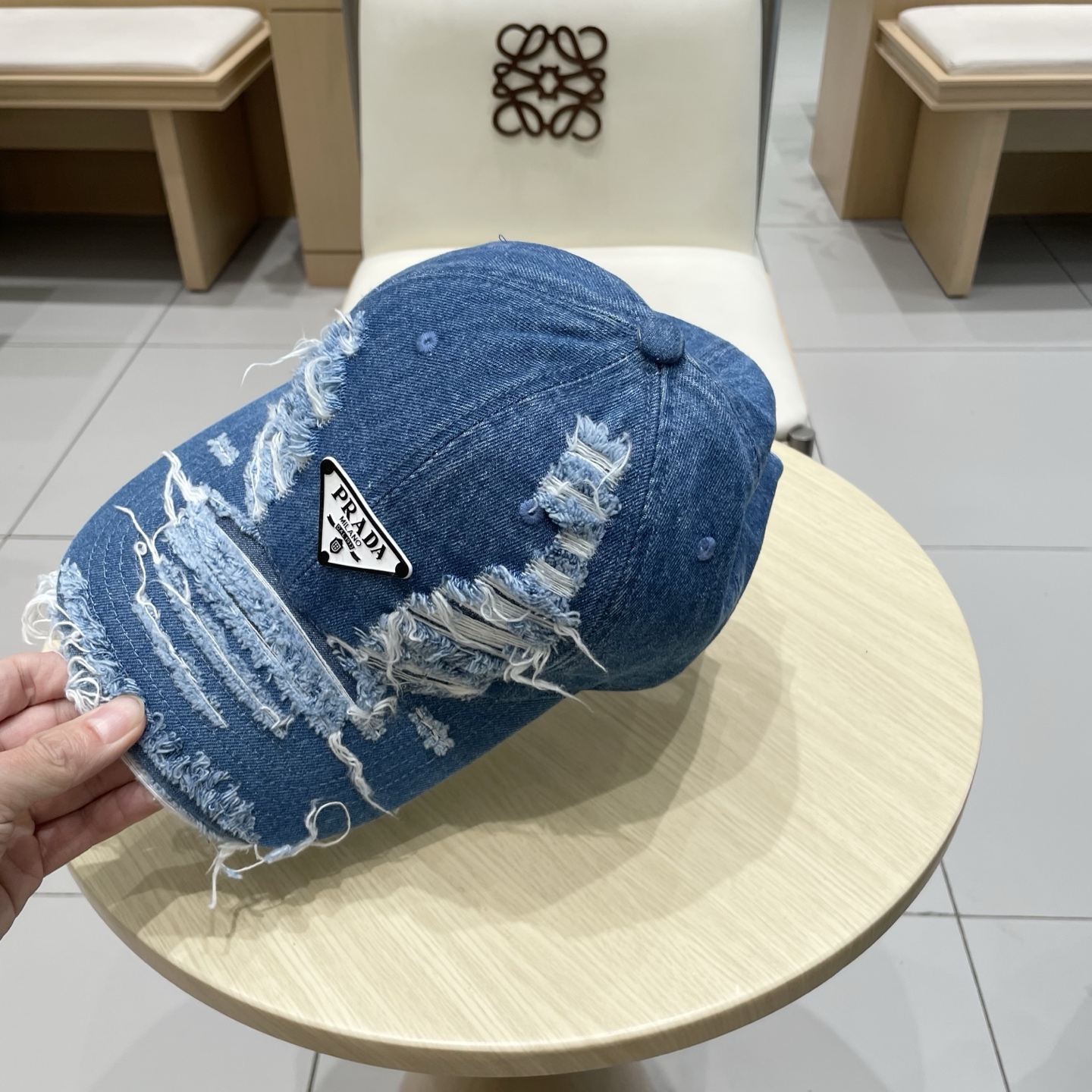 🆕r@da 普拉达牛仔布倒三角棒球帽，秀场同款，面料柔软舒适
百搭休闲款，闭眼