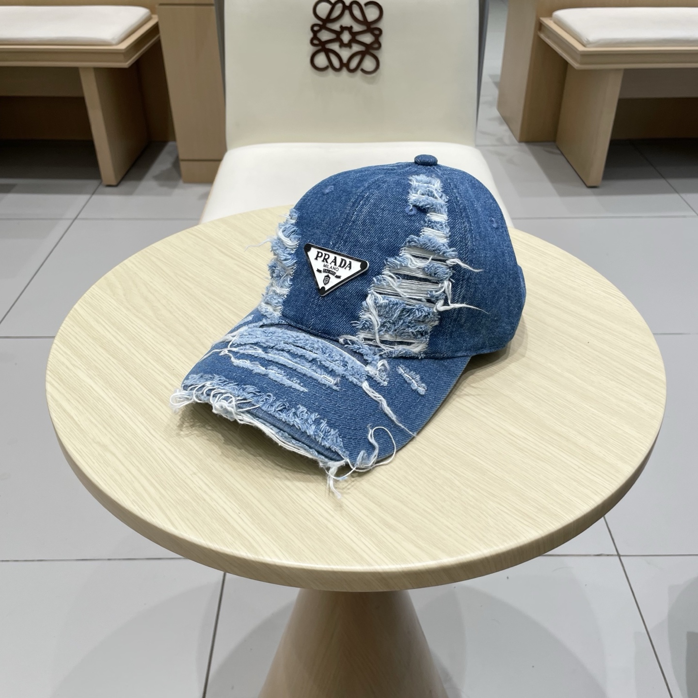 🆕r@da 普拉达牛仔布倒三角棒球帽，秀场同款，面料柔软舒适
百搭休闲款，闭眼