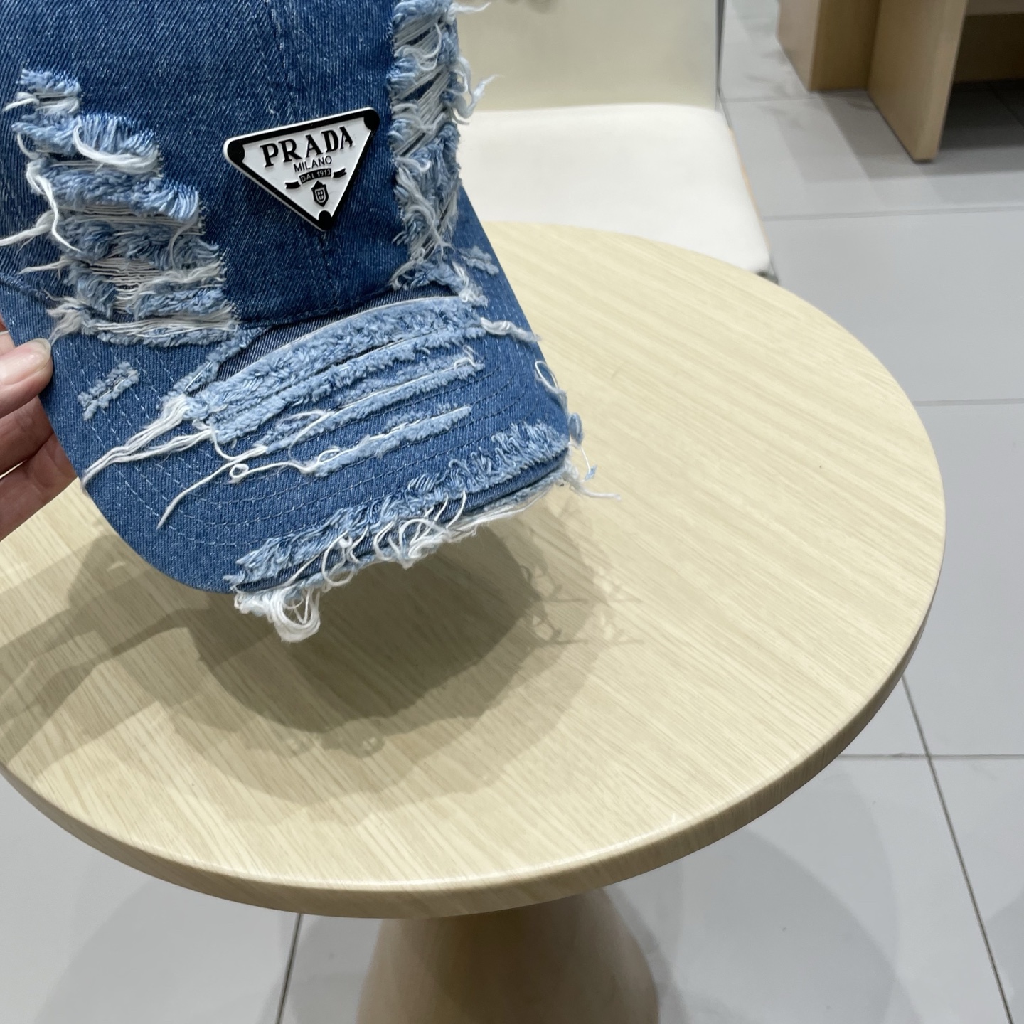 🆕r@da 普拉达牛仔布倒三角棒球帽，秀场同款，面料柔软舒适
百搭休闲款，闭眼