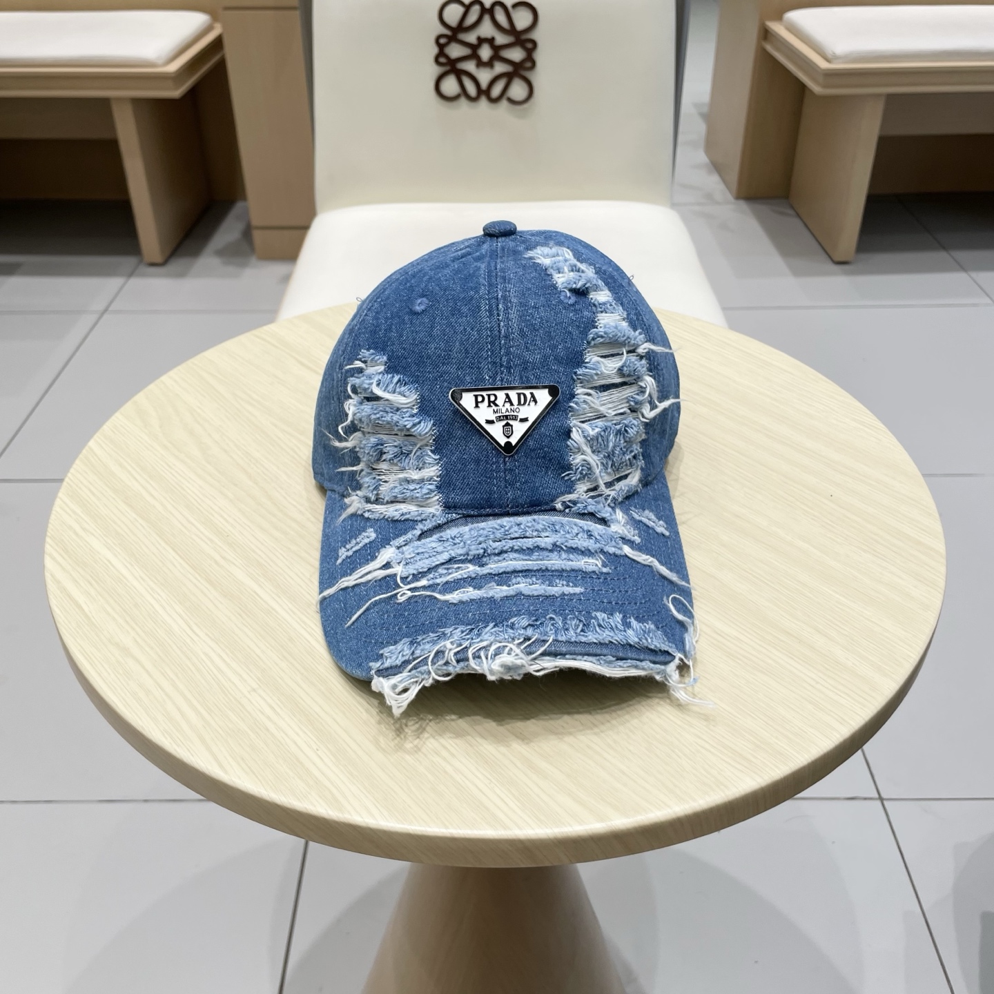 🆕r@da 普拉达牛仔布倒三角棒球帽，秀场同款，面料柔软舒适
百搭休闲款，闭眼