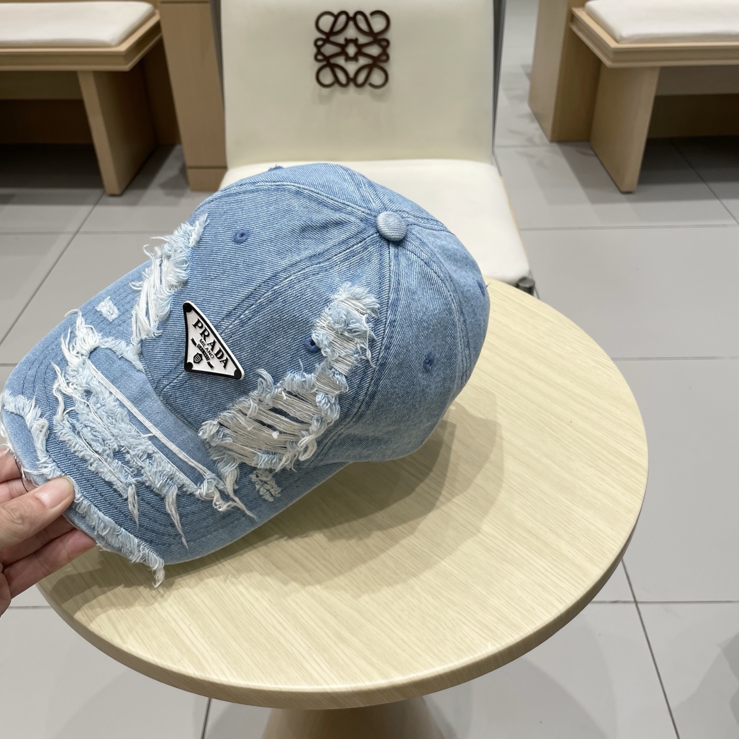 🆕r@da 普拉达牛仔布倒三角棒球帽，秀场同款，面料柔软舒适
百搭休闲款，闭眼