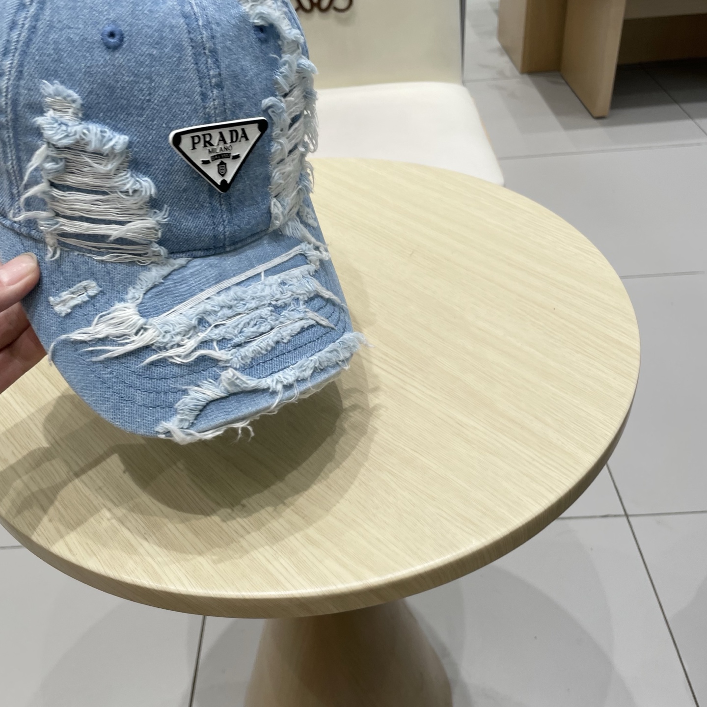 🆕r@da 普拉达牛仔布倒三角棒球帽，秀场同款，面料柔软舒适
百搭休闲款，闭眼