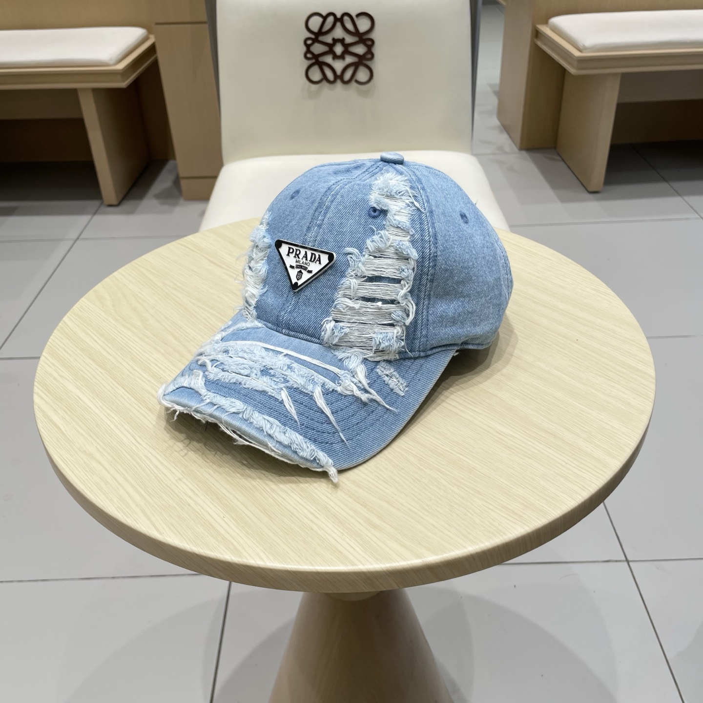 🆕r@da 普拉达牛仔布倒三角棒球帽，秀场同款，面料柔软舒适
百搭休闲款，闭眼