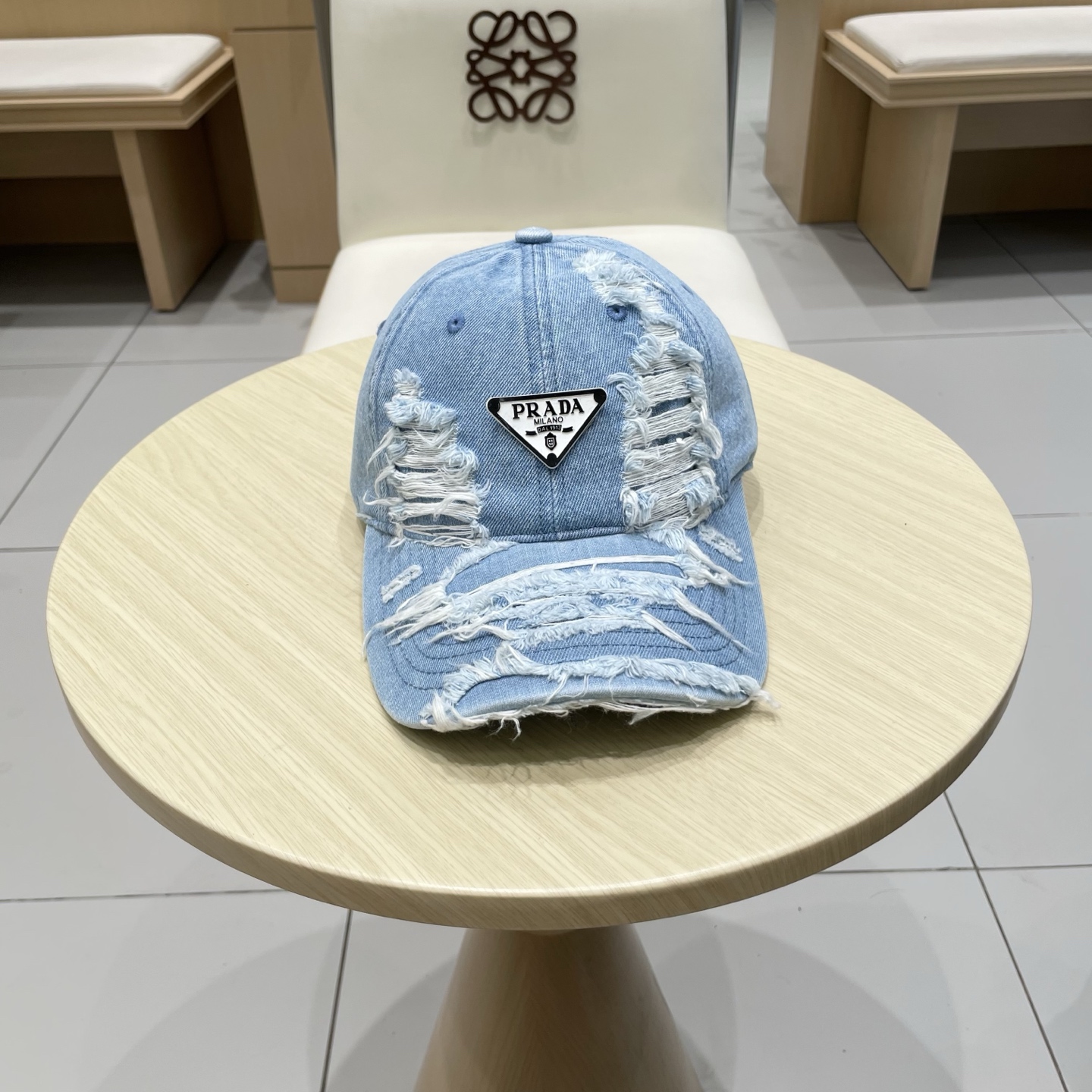 🆕r@da 普拉达牛仔布倒三角棒球帽，秀场同款，面料柔软舒适
百搭休闲款，闭眼