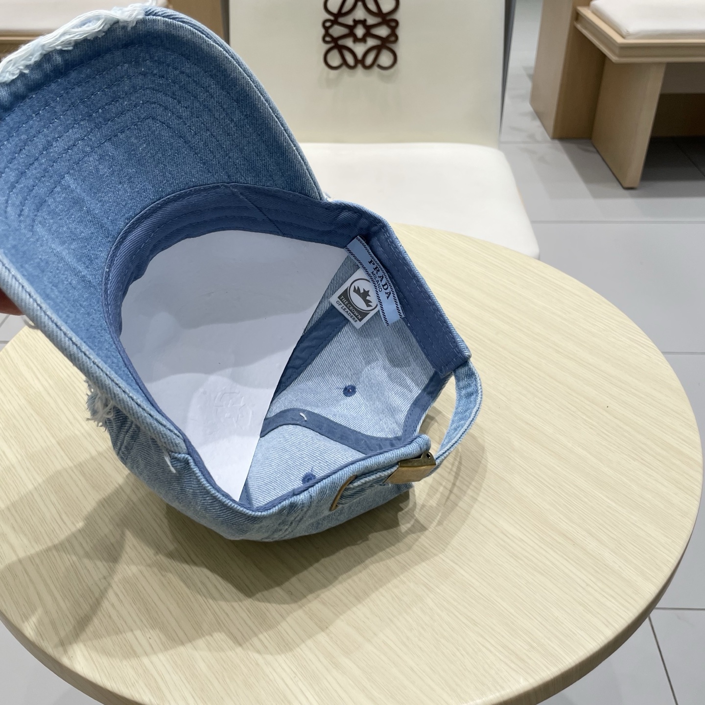 🆕r@da 普拉达牛仔布倒三角棒球帽，秀场同款，面料柔软舒适
百搭休闲款，闭眼