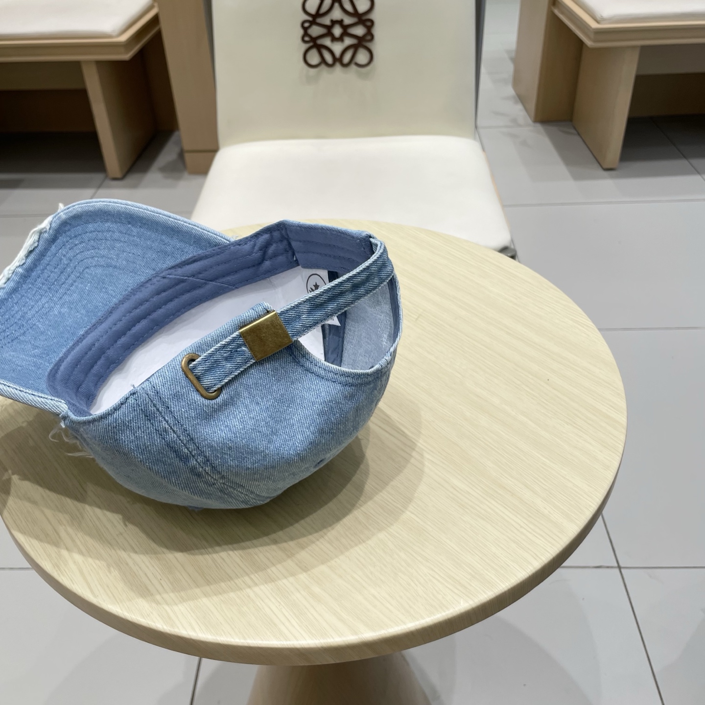 🆕r@da 普拉达牛仔布倒三角棒球帽，秀场同款，面料柔软舒适
百搭休闲款，闭眼