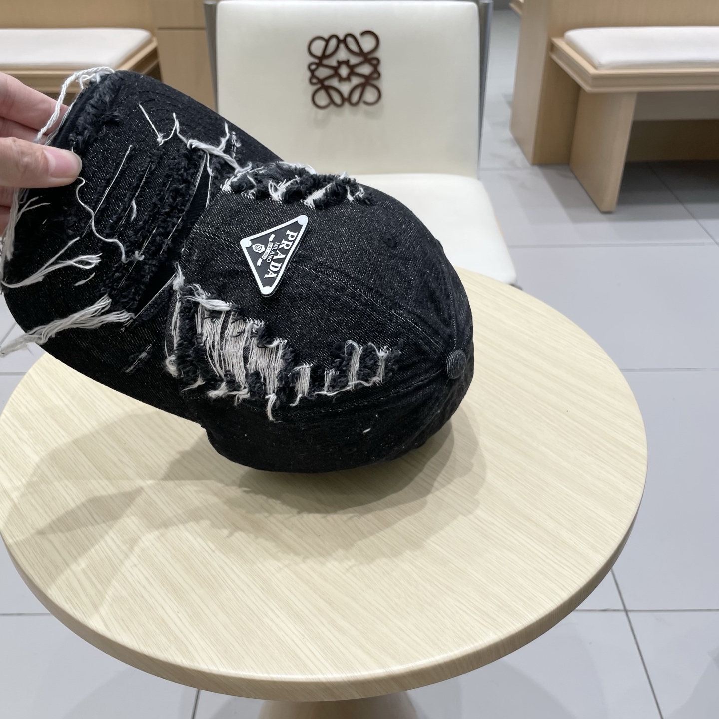 🆕r@da 普拉达牛仔布倒三角棒球帽，秀场同款，面料柔软舒适
百搭休闲款，闭眼