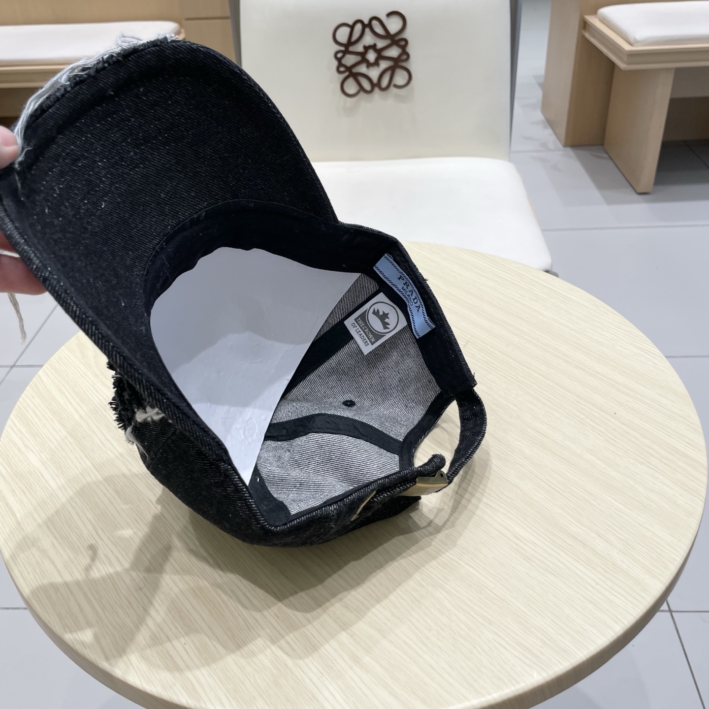 🆕r@da 普拉达牛仔布倒三角棒球帽，秀场同款，面料柔软舒适
百搭休闲款，闭眼