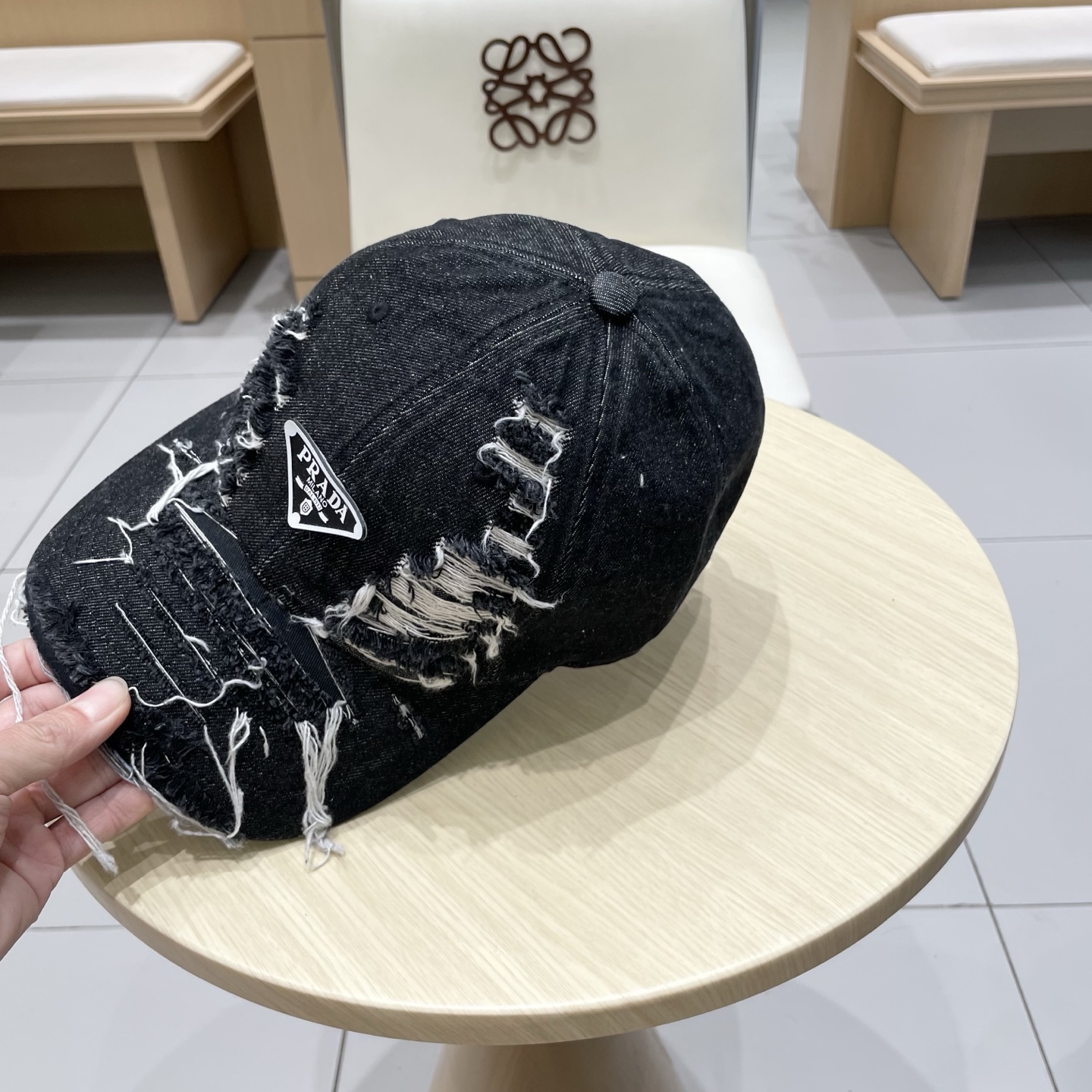 🆕r@da 普拉达牛仔布倒三角棒球帽，秀场同款，面料柔软舒适
百搭休闲款，闭眼