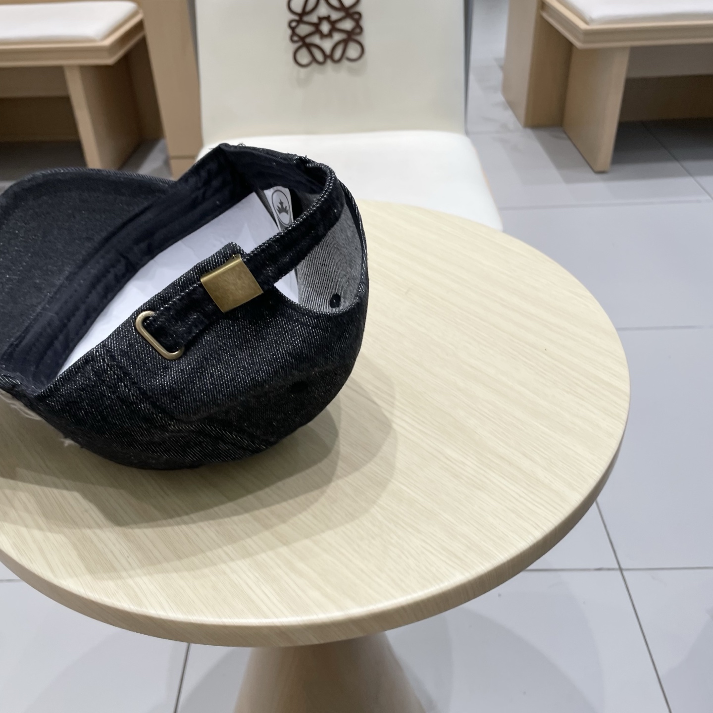 🆕r@da 普拉达牛仔布倒三角棒球帽，秀场同款，面料柔软舒适
百搭休闲款，闭眼