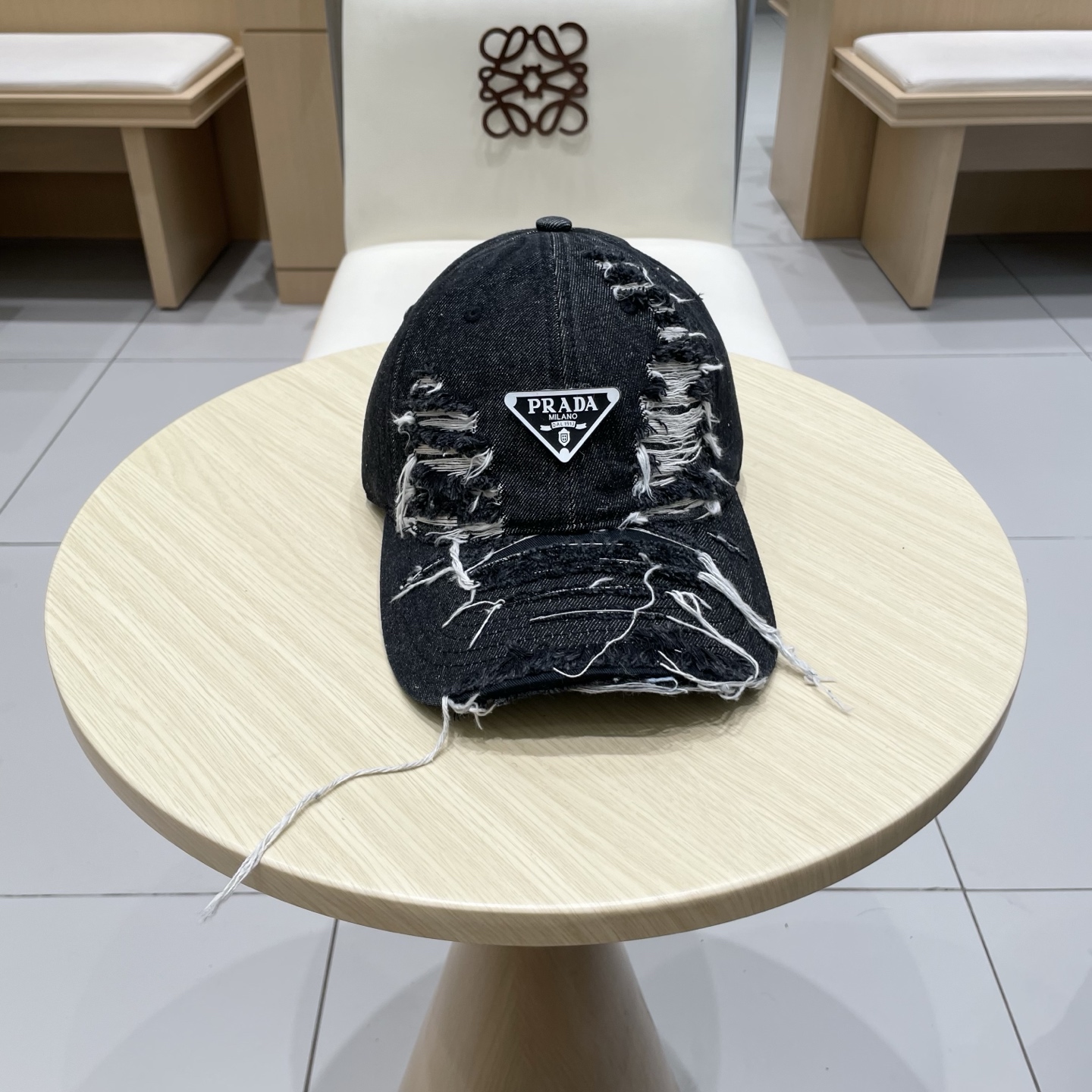 NO:361011,Pr@da Prada denim inverted triangle baseball cap, same style on the show, soft and comfortable fabric, versatile casual style, closed-eye hat, straw hat, fisherman hat, baseball cap, hat, prada, espadrilles, hatsPr@da 普拉达牛仔布倒三角棒球帽,秀场同款,面料柔软舒适 百搭休闲款,闭眼帽子草帽渔夫帽棒球帽,帽子,prada,espadrilles,hats,hat