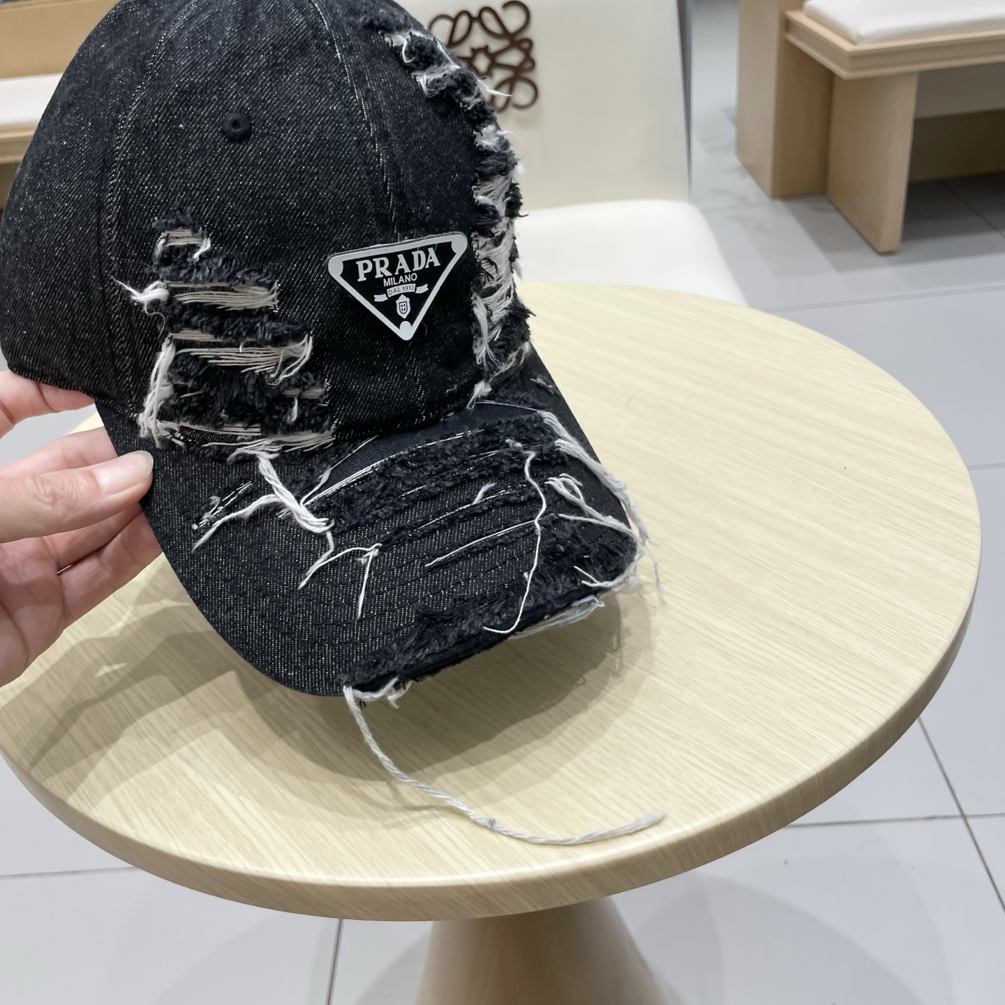 🆕r@da 普拉达牛仔布倒三角棒球帽，秀场同款，面料柔软舒适
百搭休闲款，闭眼