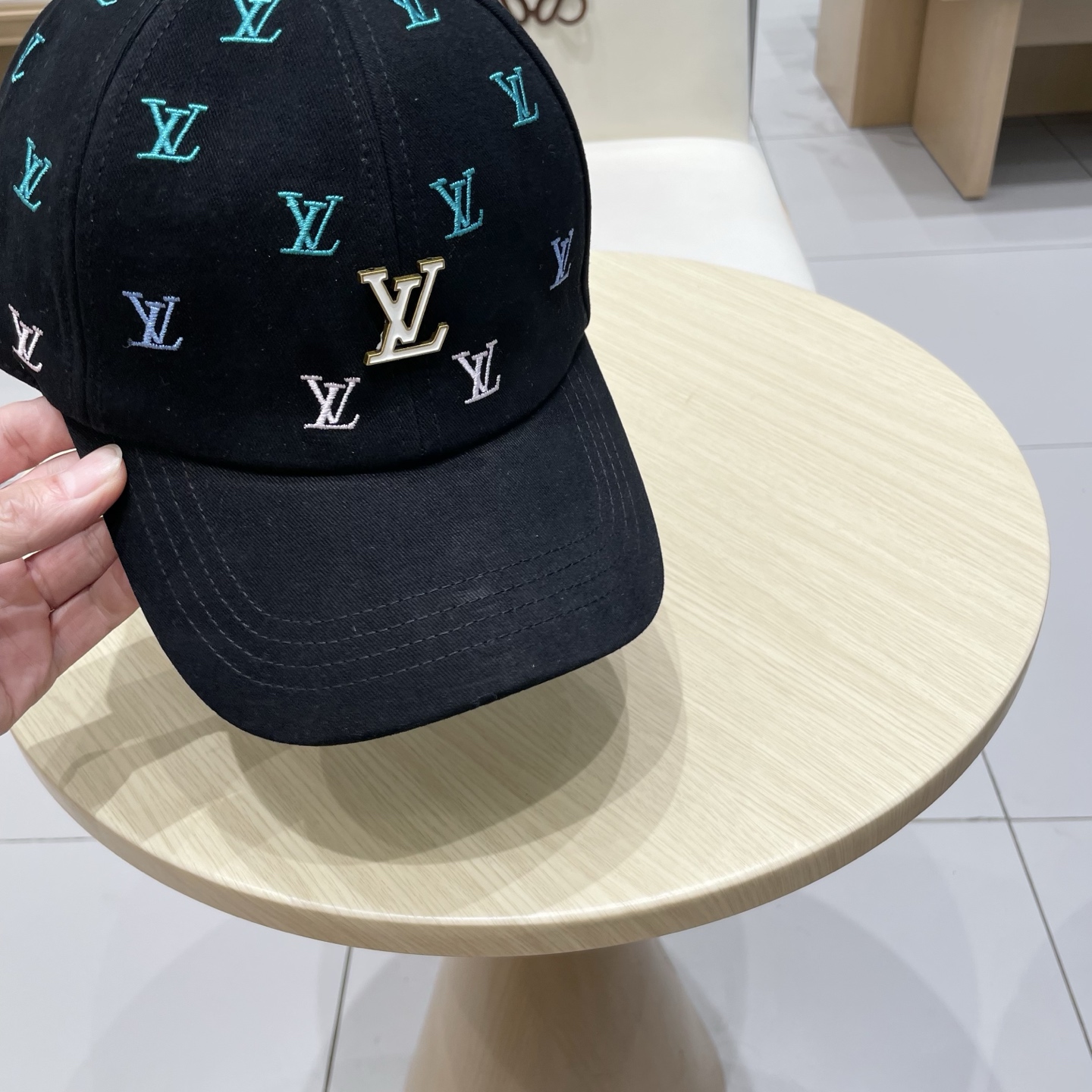🧢路易威登棒球帽 LouisVuitton😍新款LV棒球帽，重工打造♥️高端大气，百搭款🤗男女通用！跑量