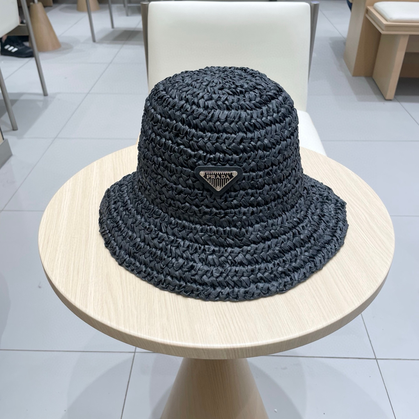 Prada普拉达2025夏休闲大檐草帽女百搭遮阳度假粗草编织手工沙滩帽防晒太阳帽
