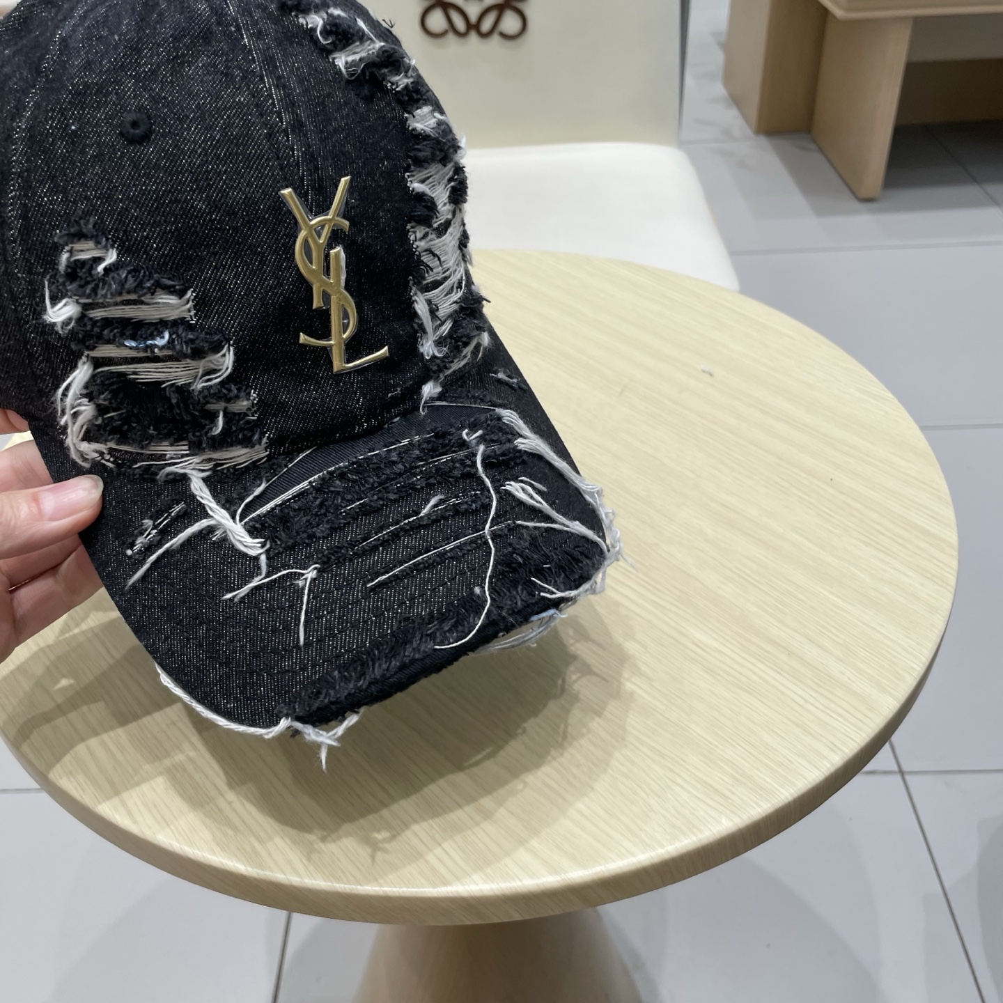   YSL圣罗兰 棒球帽|韩系风
一款简单休闲风的棒球帽
是牛仔的款式 减龄百搭 适配度很高！
简单随性