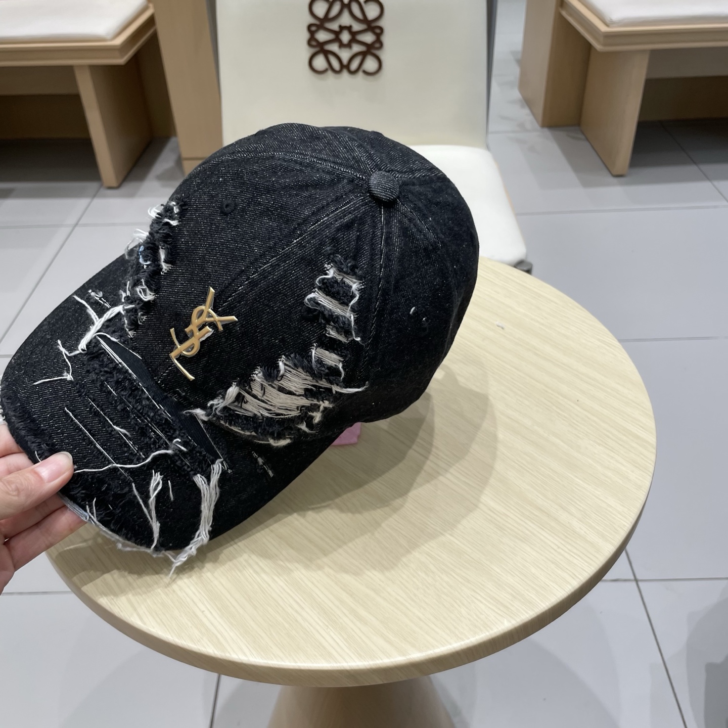   YSL圣罗兰 棒球帽|韩系风
一款简单休闲风的棒球帽
是牛仔的款式 减龄百搭 适配度很高！
简单随性