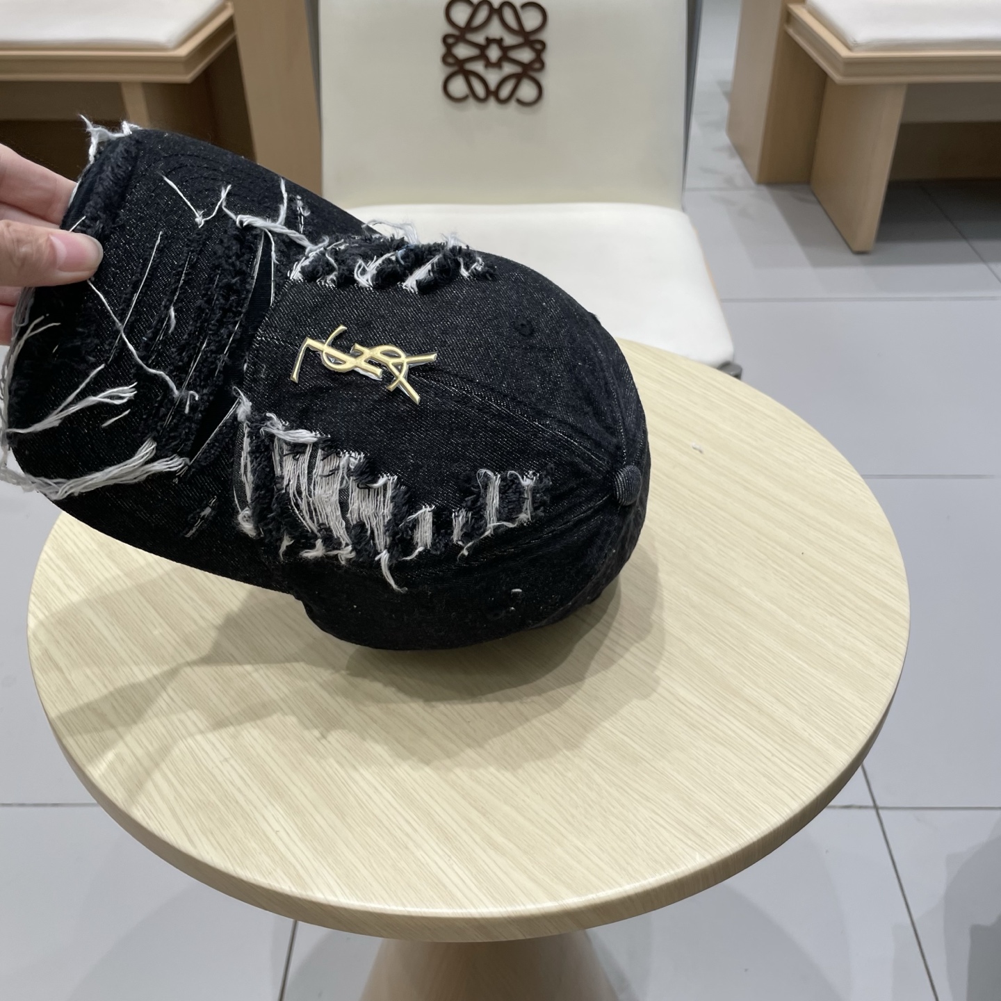   YSL圣罗兰 棒球帽|韩系风
一款简单休闲风的棒球帽
是牛仔的款式 减龄百搭 适配度很高！
简单随性