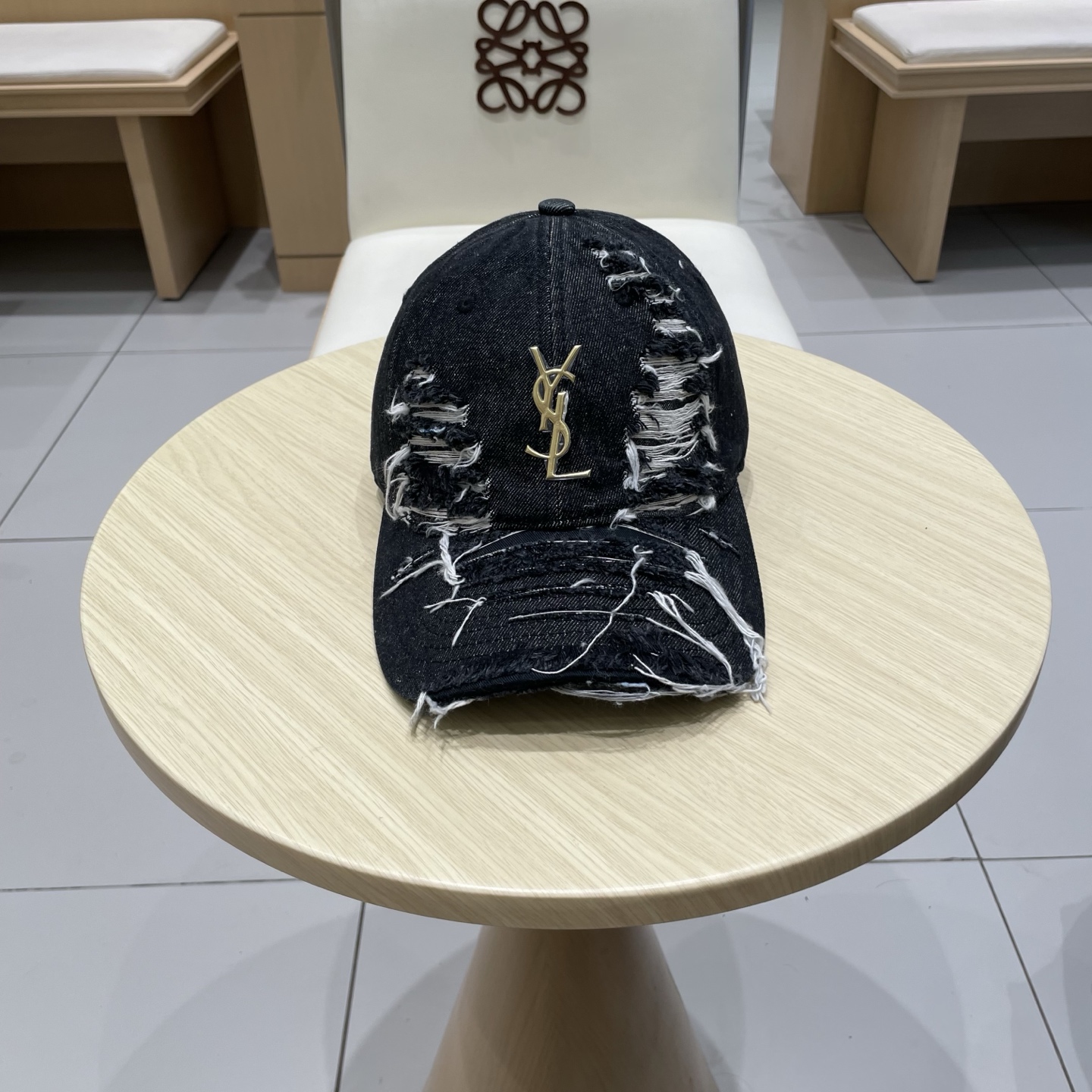   YSL圣罗兰 棒球帽|韩系风
一款简单休闲风的棒球帽
是牛仔的款式 减龄百搭 适配度很高！
简单随性