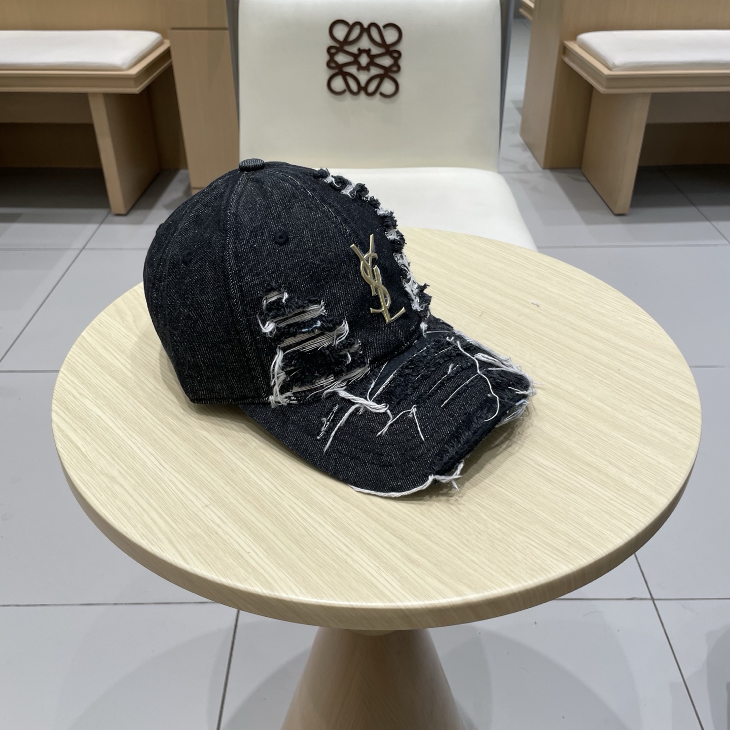   YSL圣罗兰 棒球帽|韩系风
一款简单休闲风的棒球帽
是牛仔的款式 减龄百搭 适配度很高！
简单随性