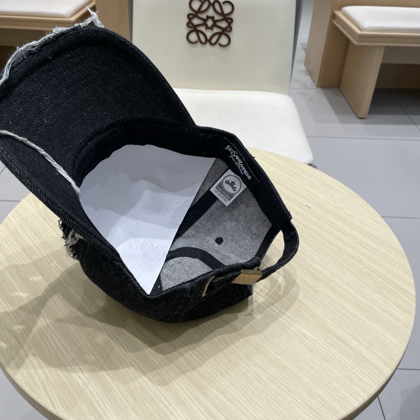   YSL圣罗兰 棒球帽|韩系风
一款简单休闲风的棒球帽
是牛仔的款式 减龄百搭 适配度很高！
简单随性