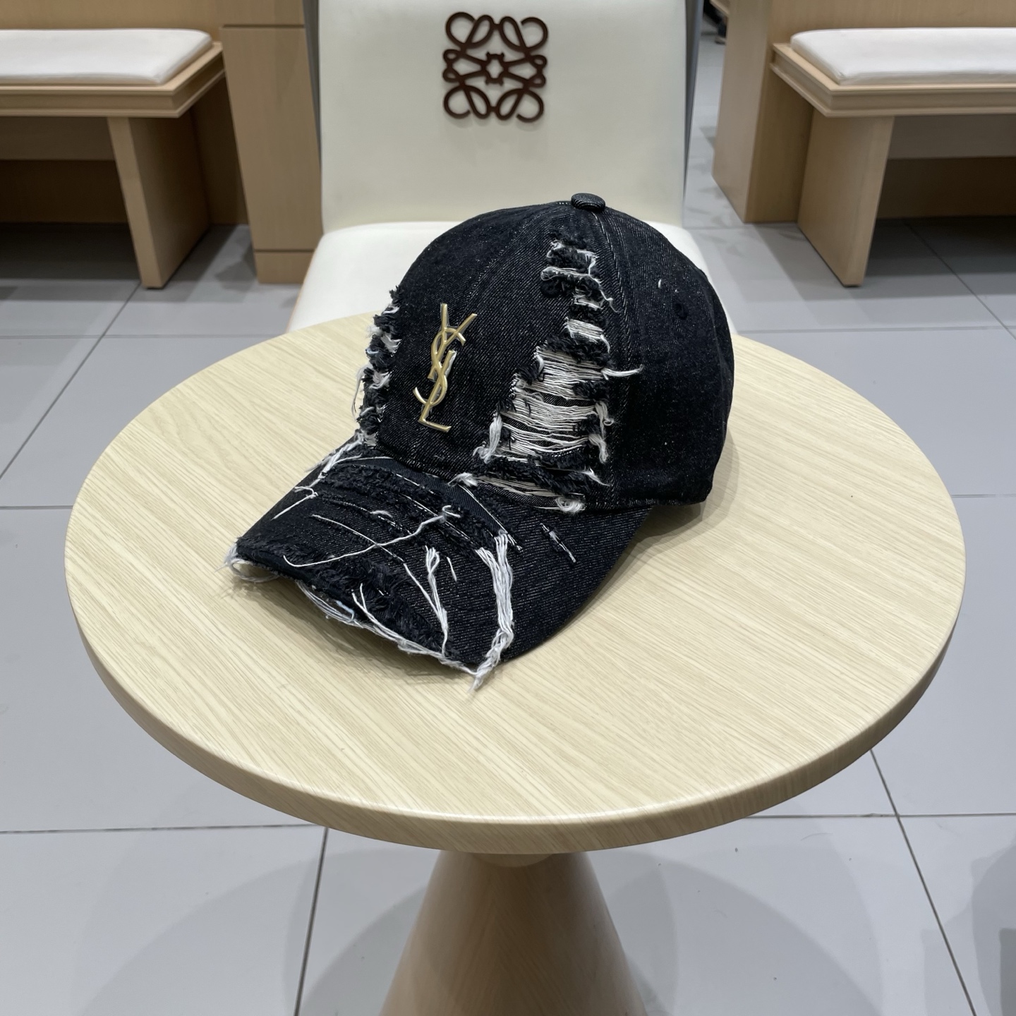   YSL圣罗兰 棒球帽|韩系风
一款简单休闲风的棒球帽
是牛仔的款式 减龄百搭 适配度很高！
简单随性