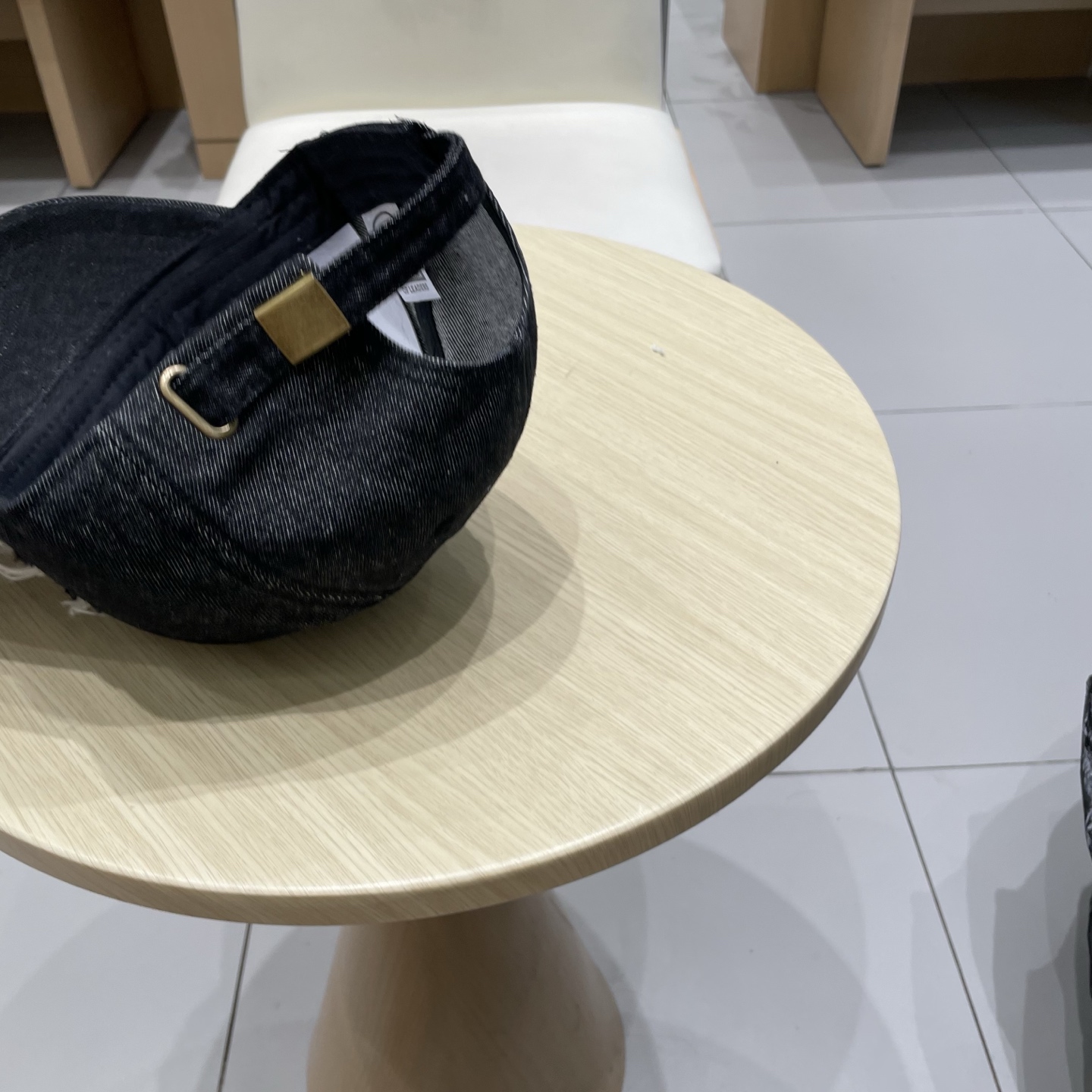   YSL圣罗兰 棒球帽|韩系风
一款简单休闲风的棒球帽
是牛仔的款式 减龄百搭 适配度很高！
简单随性