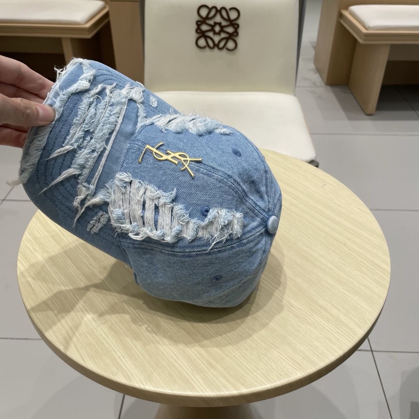   YSL圣罗兰 棒球帽|韩系风
一款简单休闲风的棒球帽
是牛仔的款式 减龄百搭 适配度很高！
简单随性