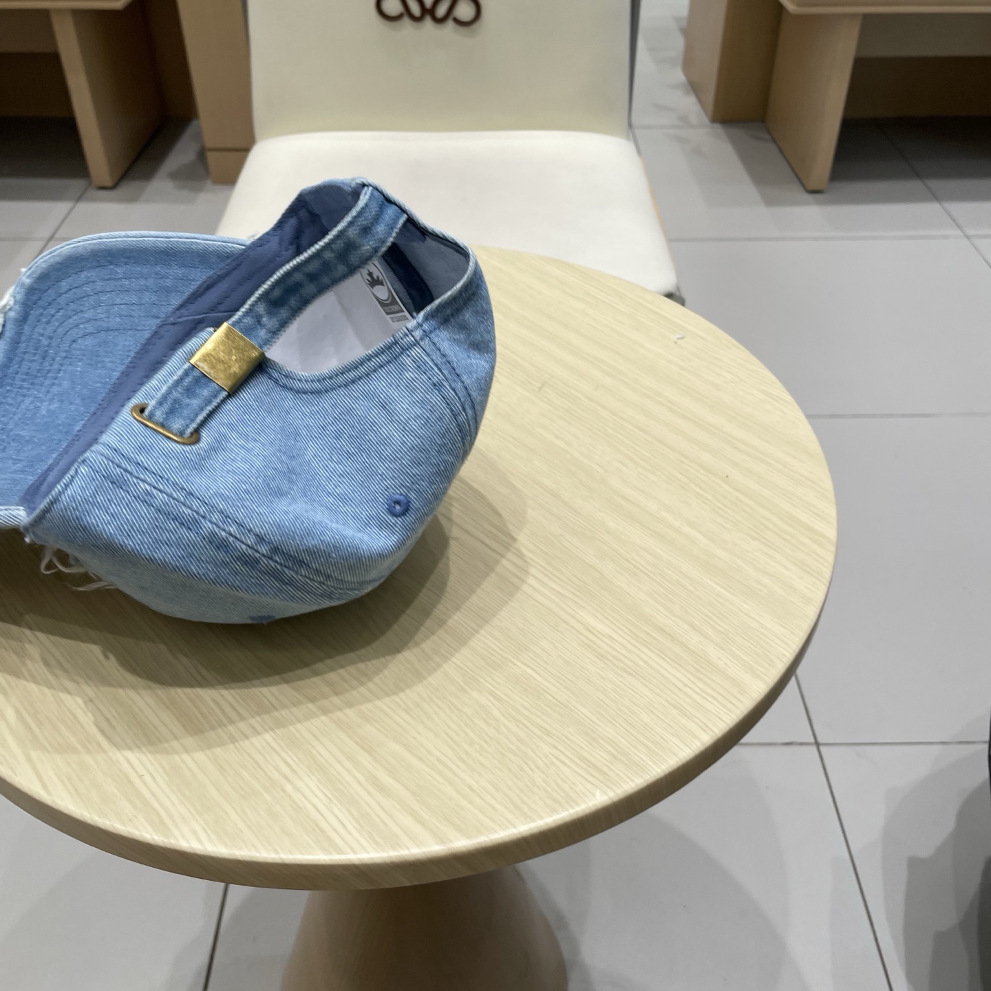   YSL圣罗兰 棒球帽|韩系风
一款简单休闲风的棒球帽
是牛仔的款式 减龄百搭 适配度很高！
简单随性