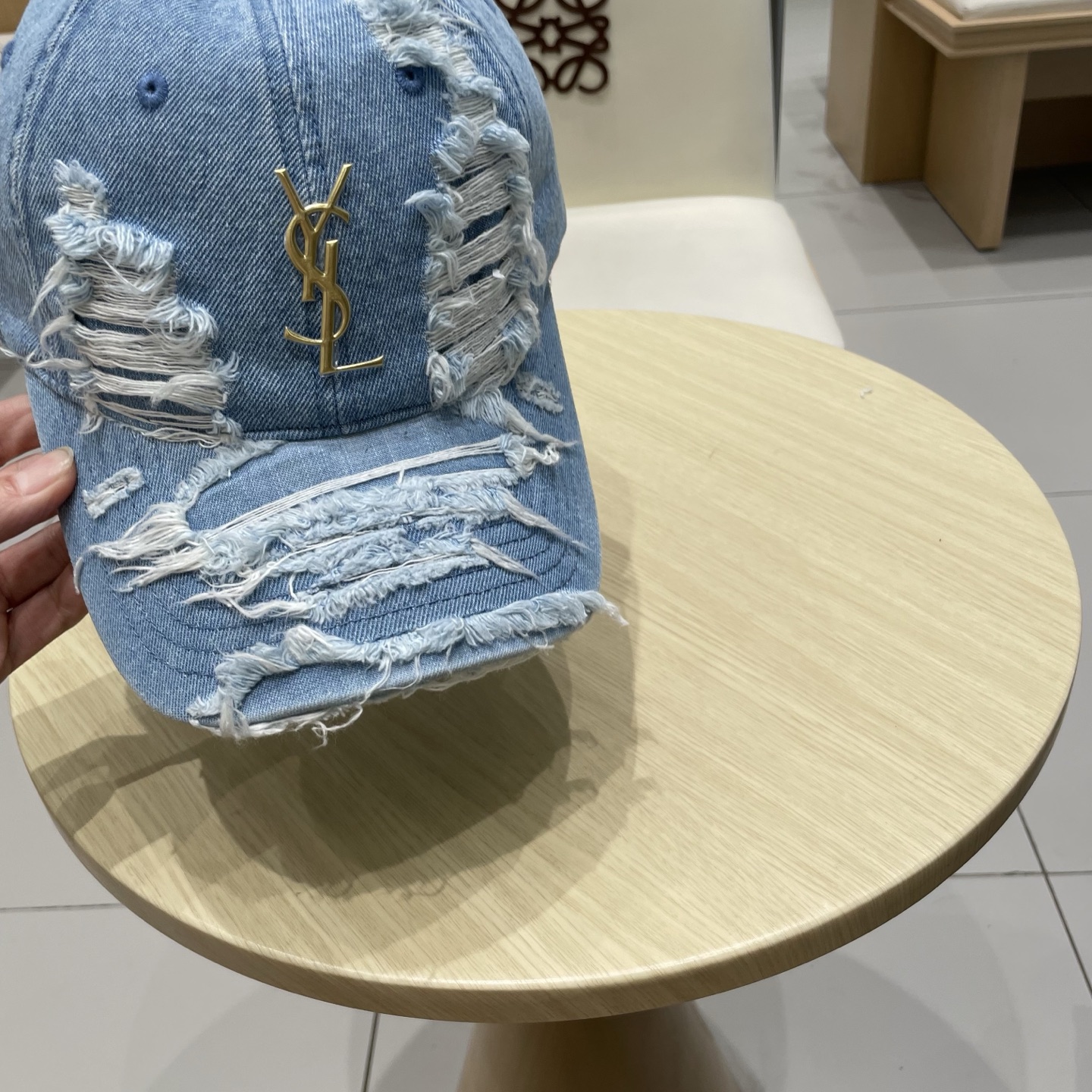   YSL圣罗兰 棒球帽|韩系风
一款简单休闲风的棒球帽
是牛仔的款式 减龄百搭 适配度很高！
简单随性