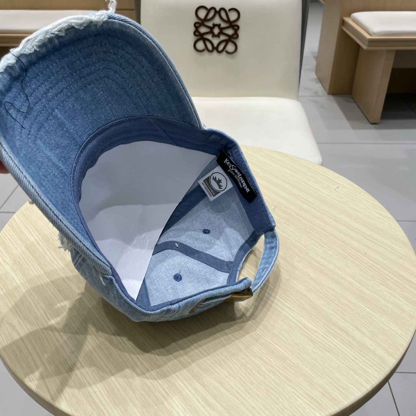   YSL圣罗兰 棒球帽|韩系风
一款简单休闲风的棒球帽
是牛仔的款式 减龄百搭 适配度很高！
简单随性