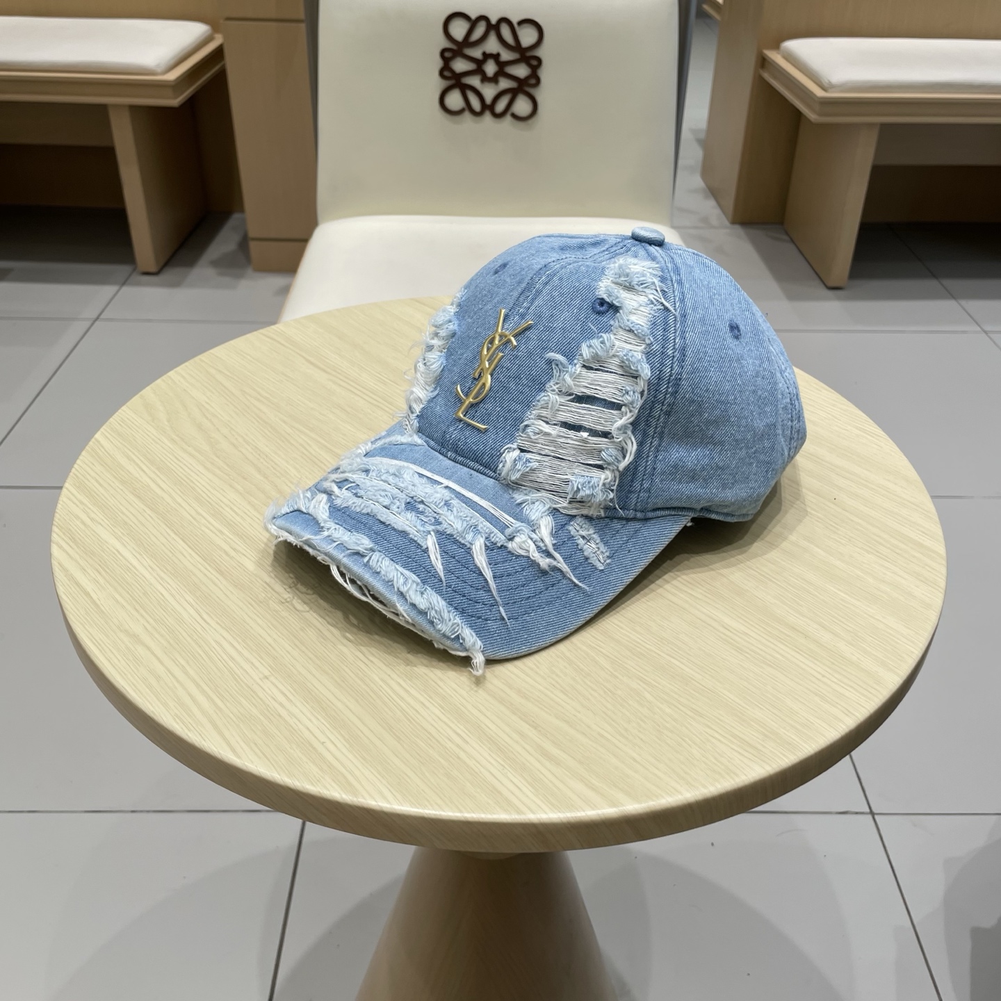   YSL圣罗兰 棒球帽|韩系风
一款简单休闲风的棒球帽
是牛仔的款式 减龄百搭 适配度很高！
简单随性