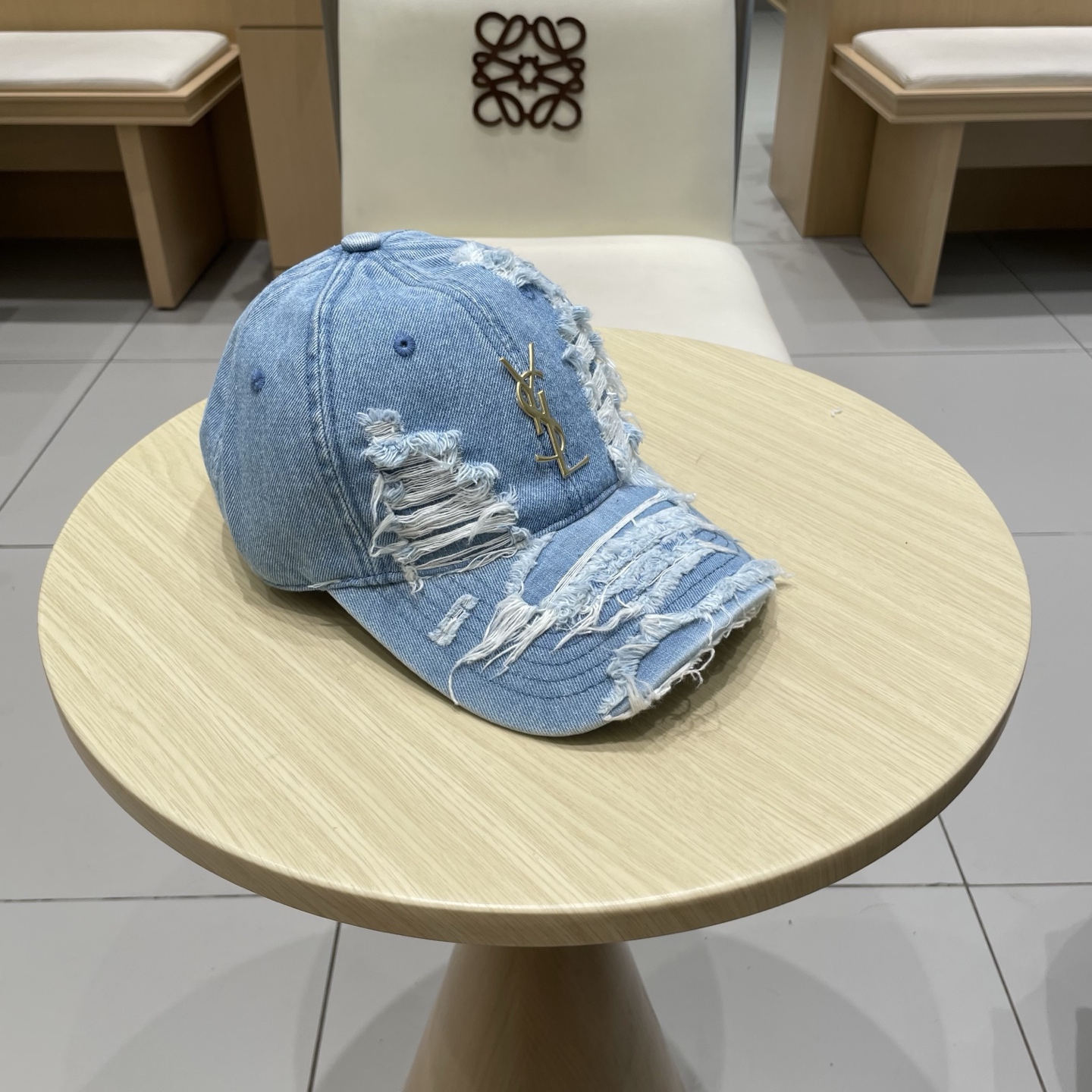   YSL圣罗兰 棒球帽|韩系风
一款简单休闲风的棒球帽
是牛仔的款式 减龄百搭 适配度很高！
简单随性