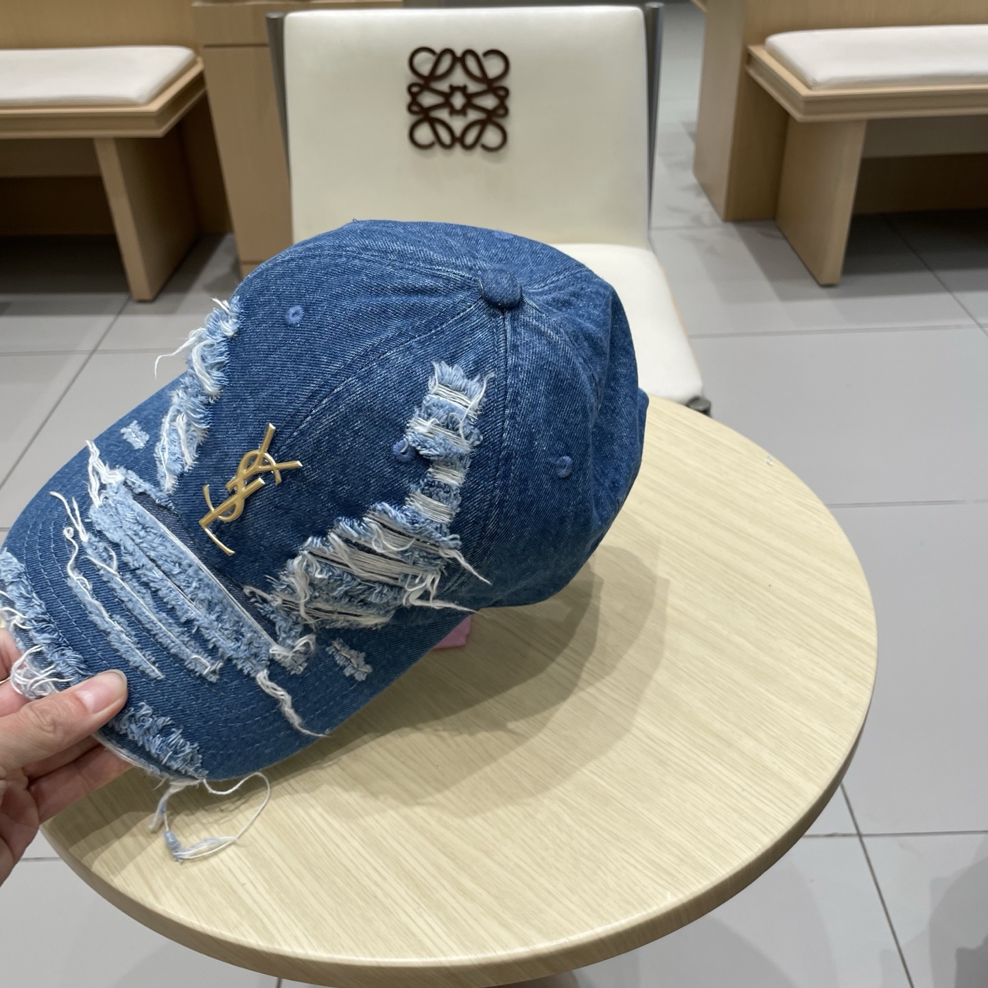   YSL圣罗兰 棒球帽|韩系风
一款简单休闲风的棒球帽
是牛仔的款式 减龄百搭 适配度很高！
简单随性