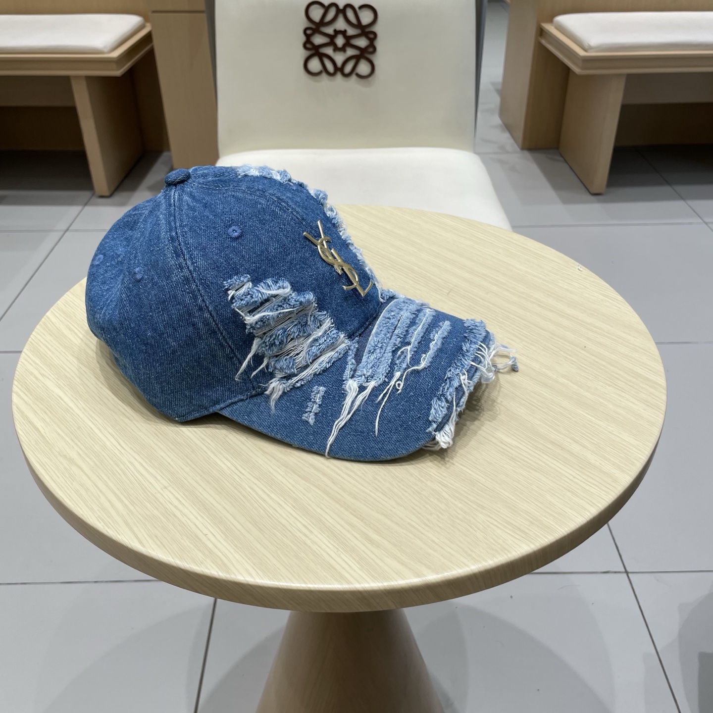   YSL圣罗兰 棒球帽|韩系风
一款简单休闲风的棒球帽
是牛仔的款式 减龄百搭 适配度很高！
简单随性