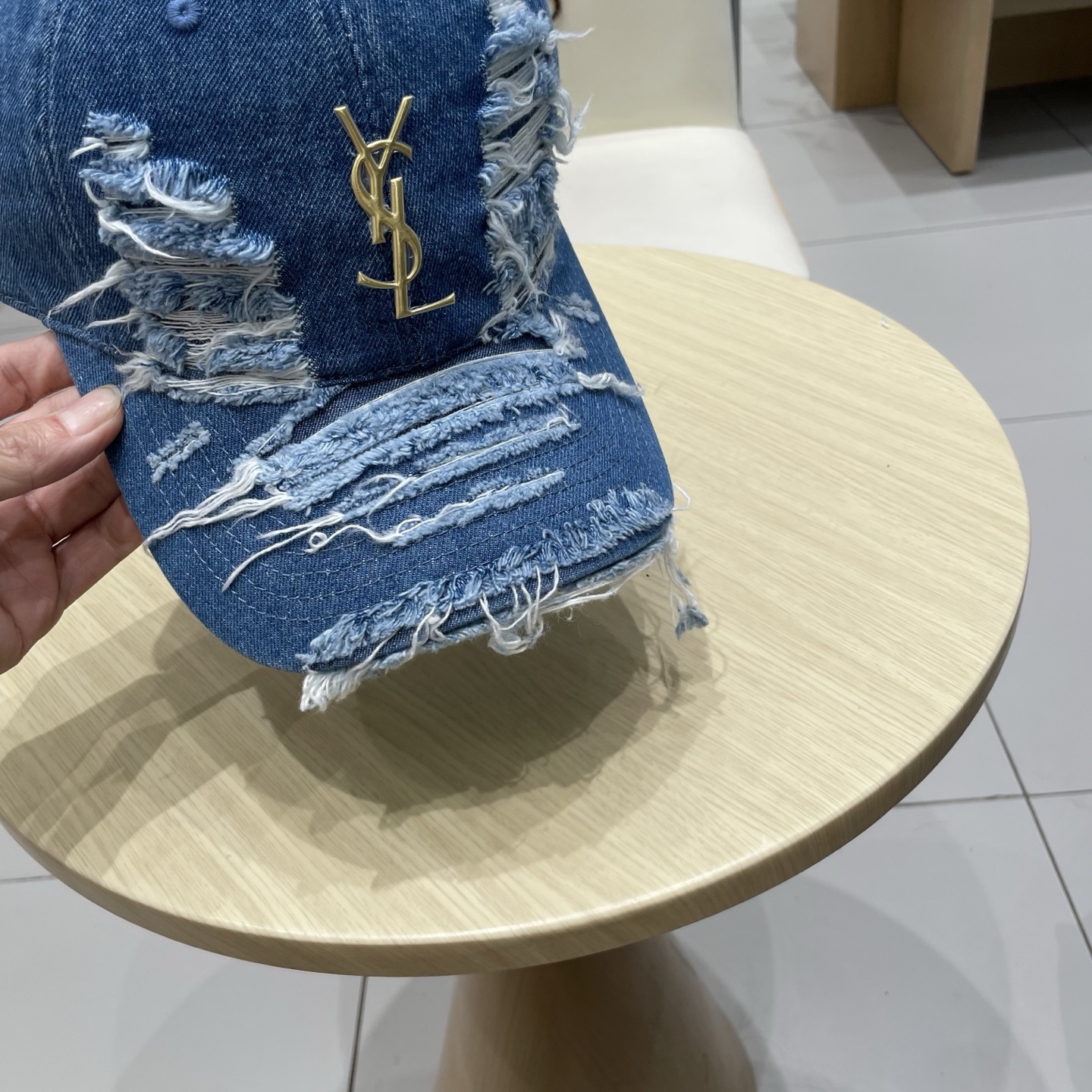   YSL圣罗兰 棒球帽|韩系风
一款简单休闲风的棒球帽
是牛仔的款式 减龄百搭 适配度很高！
简单随性