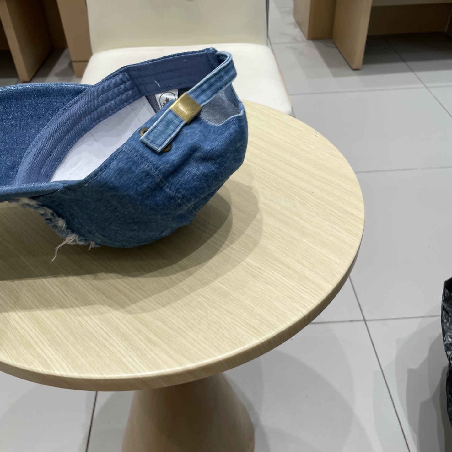   YSL圣罗兰 棒球帽|韩系风
一款简单休闲风的棒球帽
是牛仔的款式 减龄百搭 适配度很高！
简单随性