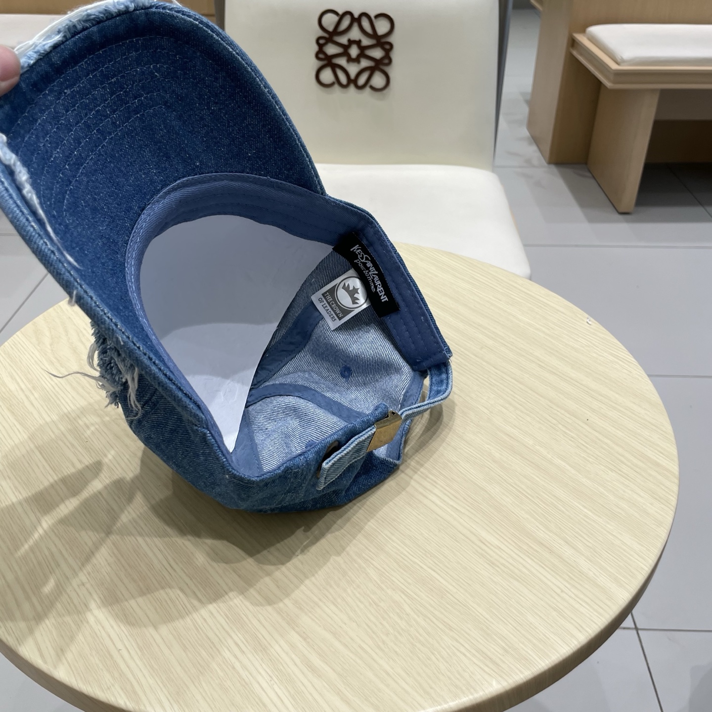   YSL圣罗兰 棒球帽|韩系风
一款简单休闲风的棒球帽
是牛仔的款式 减龄百搭 适配度很高！
简单随性