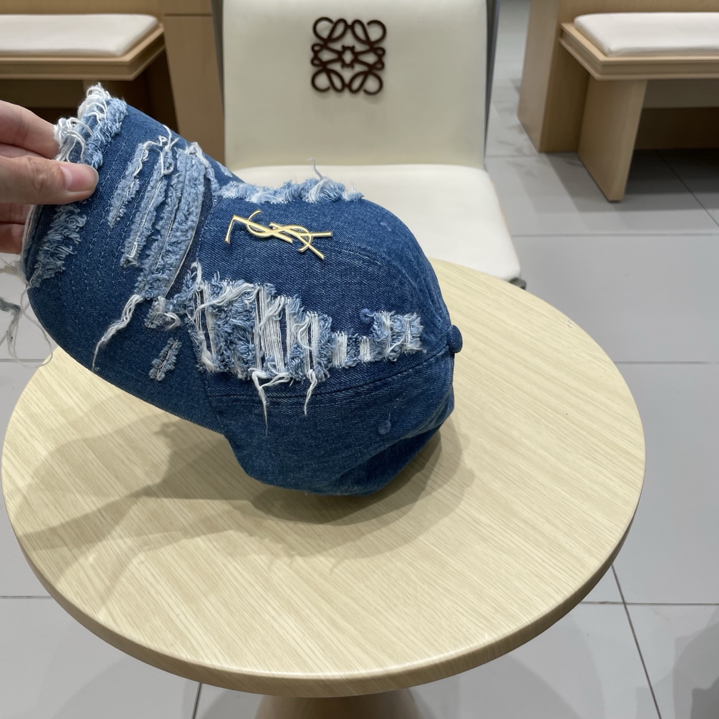   YSL圣罗兰 棒球帽|韩系风
一款简单休闲风的棒球帽
是牛仔的款式 减龄百搭 适配度很高！
简单随性